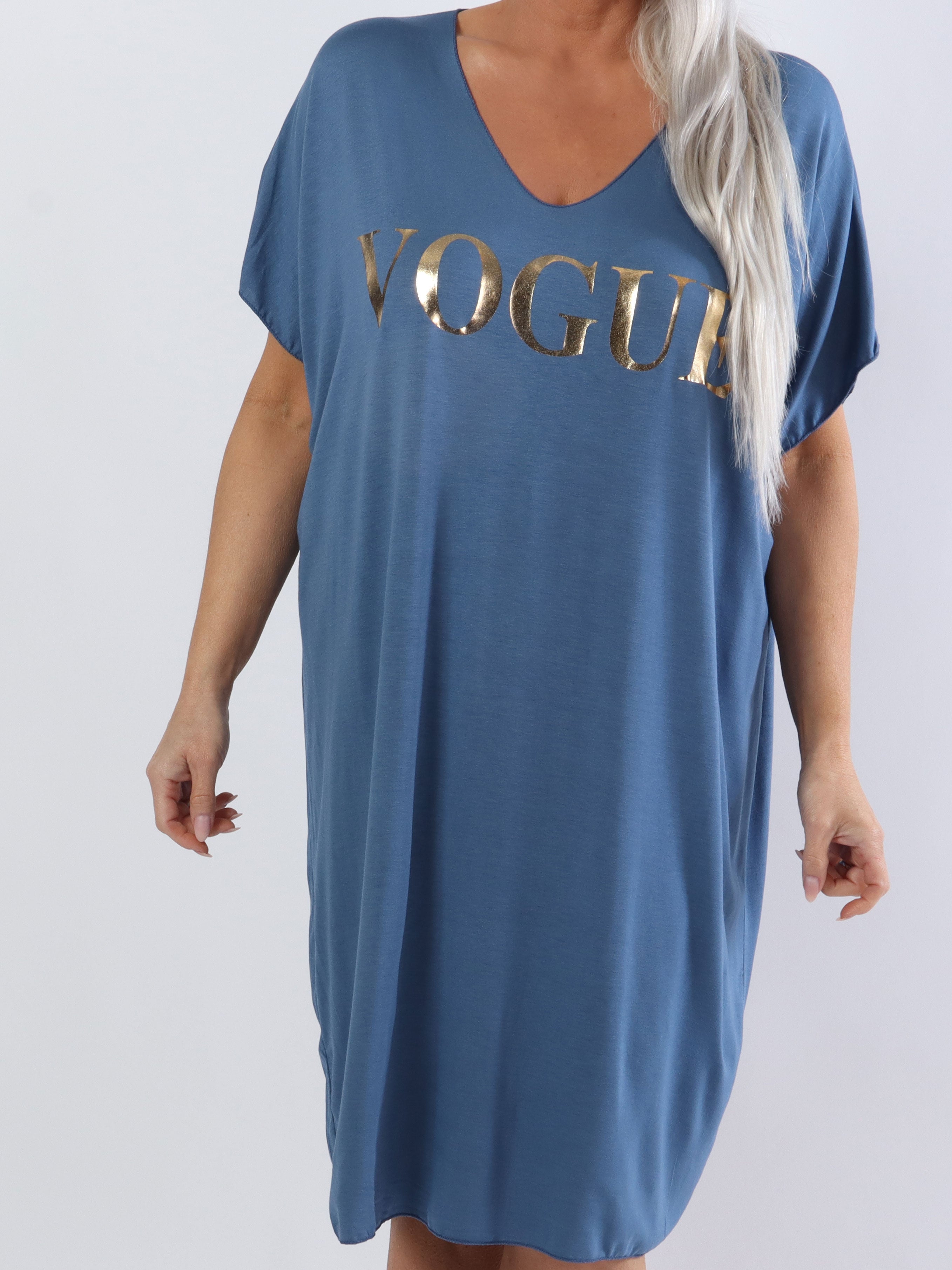 Vogue - Plus size t-shirtkjole i viskose med guld skrift