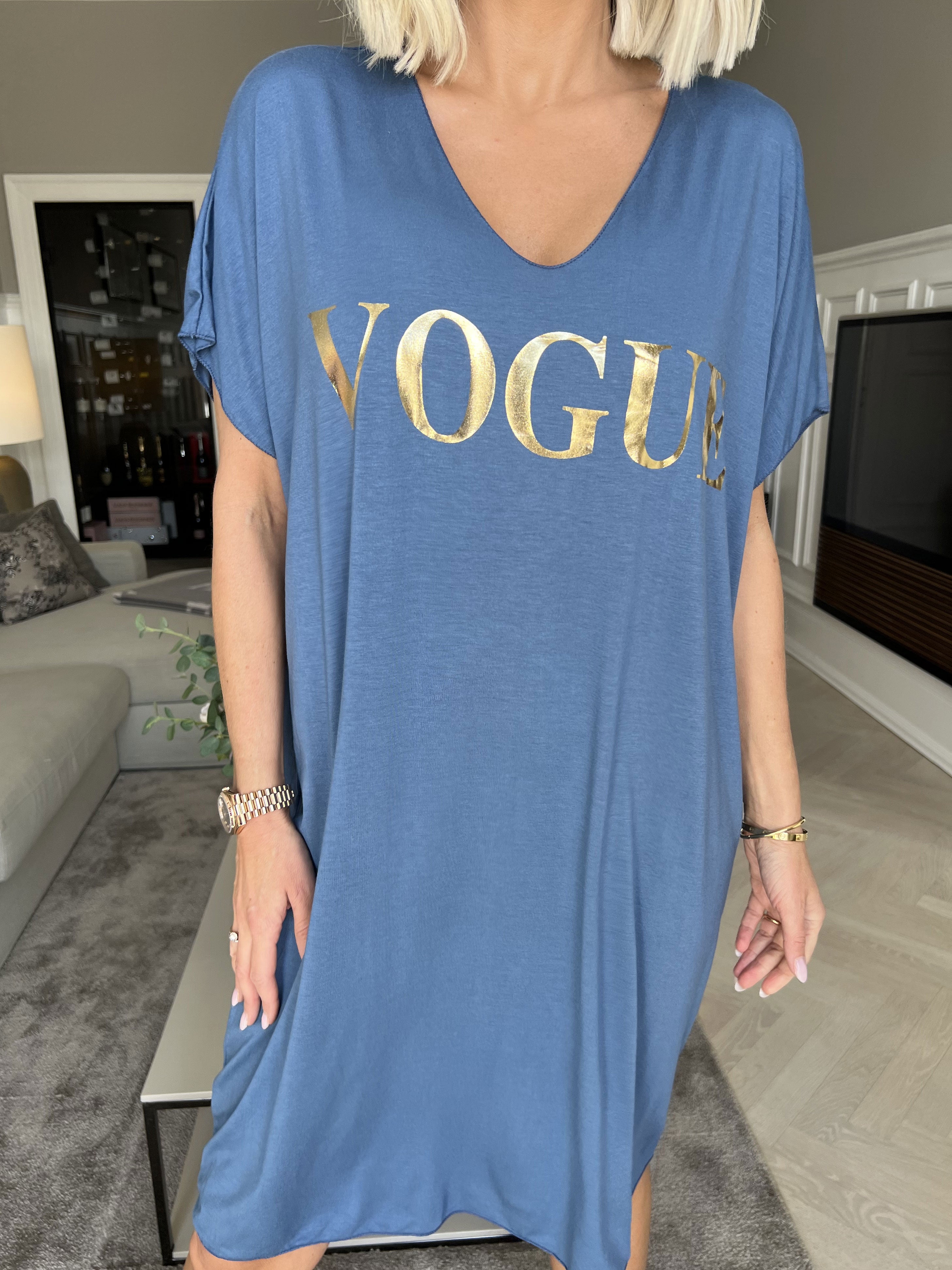 Vogue - Oversized t-shirtkjole i viskose med guld skrift