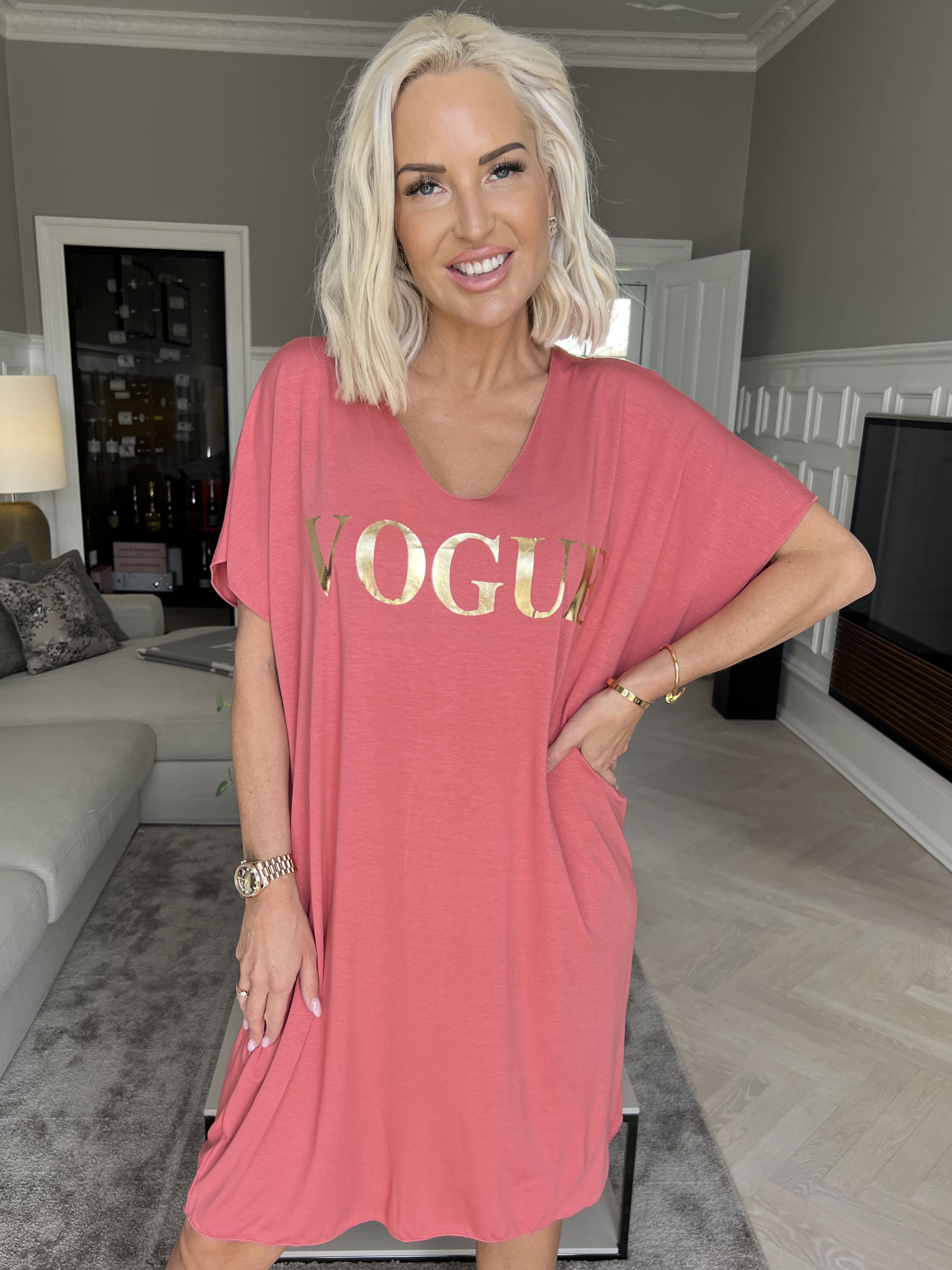 Vogue - Oversized t-shirtkjole i viskose med guld skrift