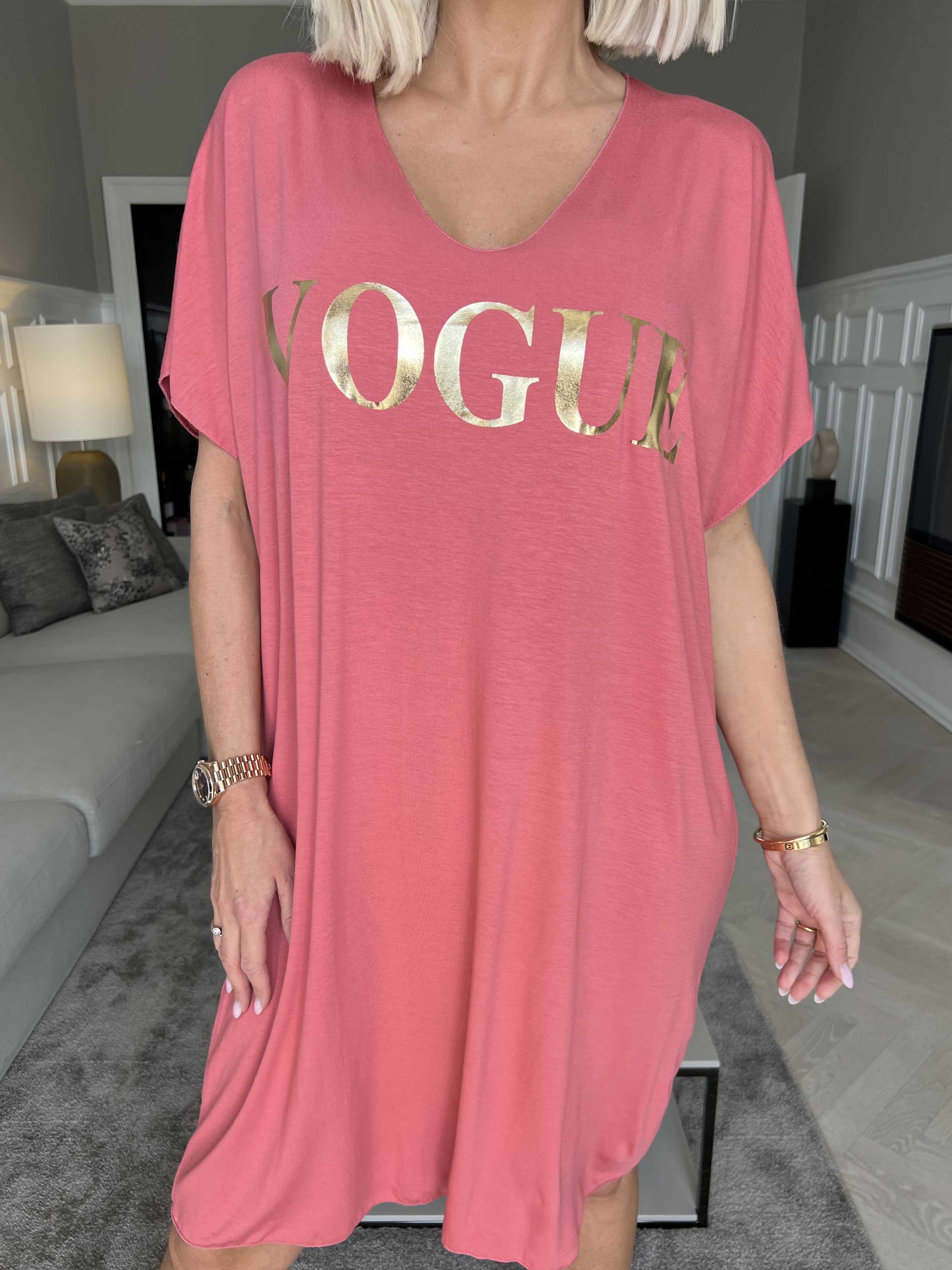 Vogue - Oversized t-shirtkjole i viskose med guld skrift