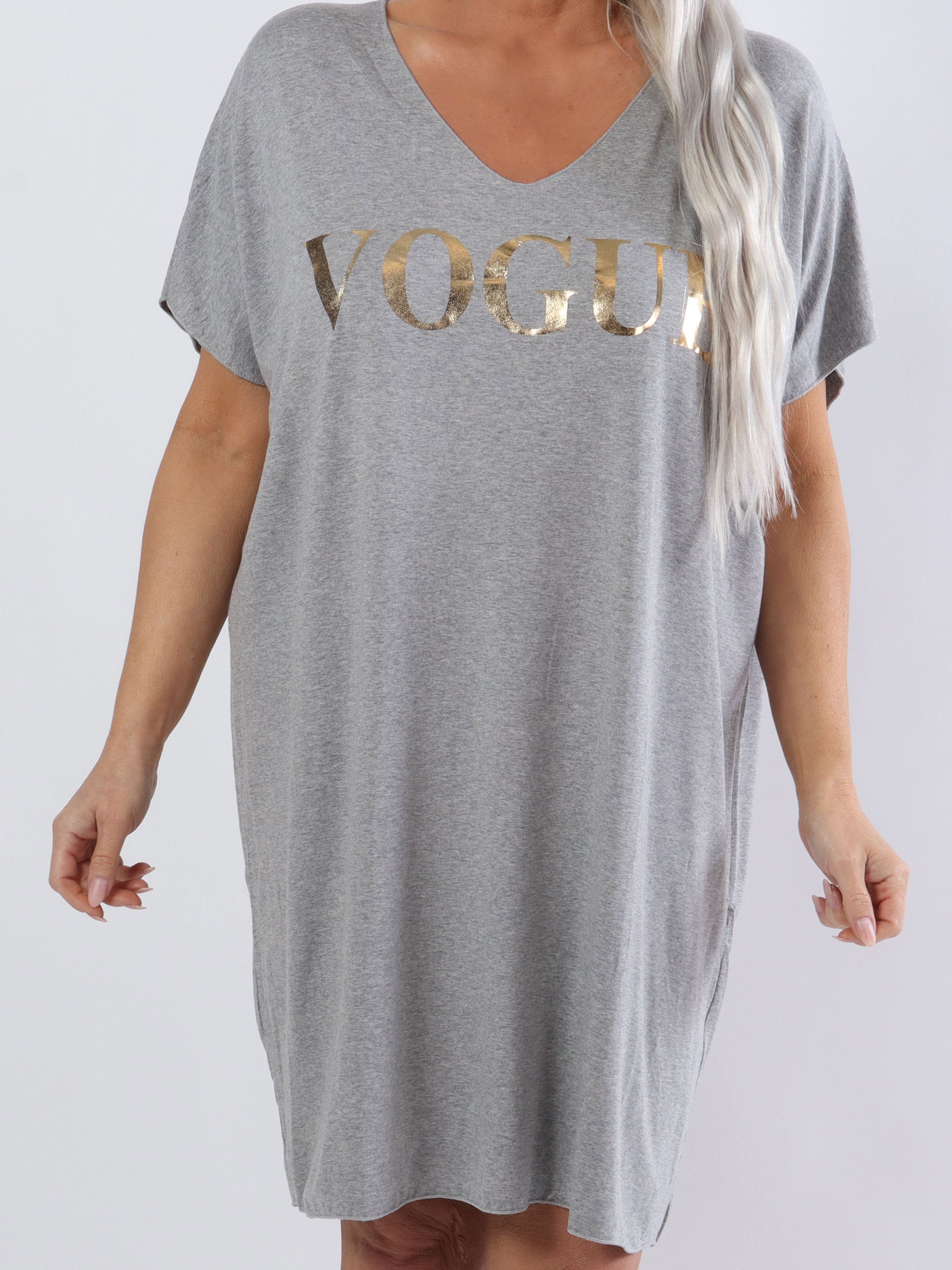 Vogue - Plus size t-shirtkjole i viskose med guld skrift