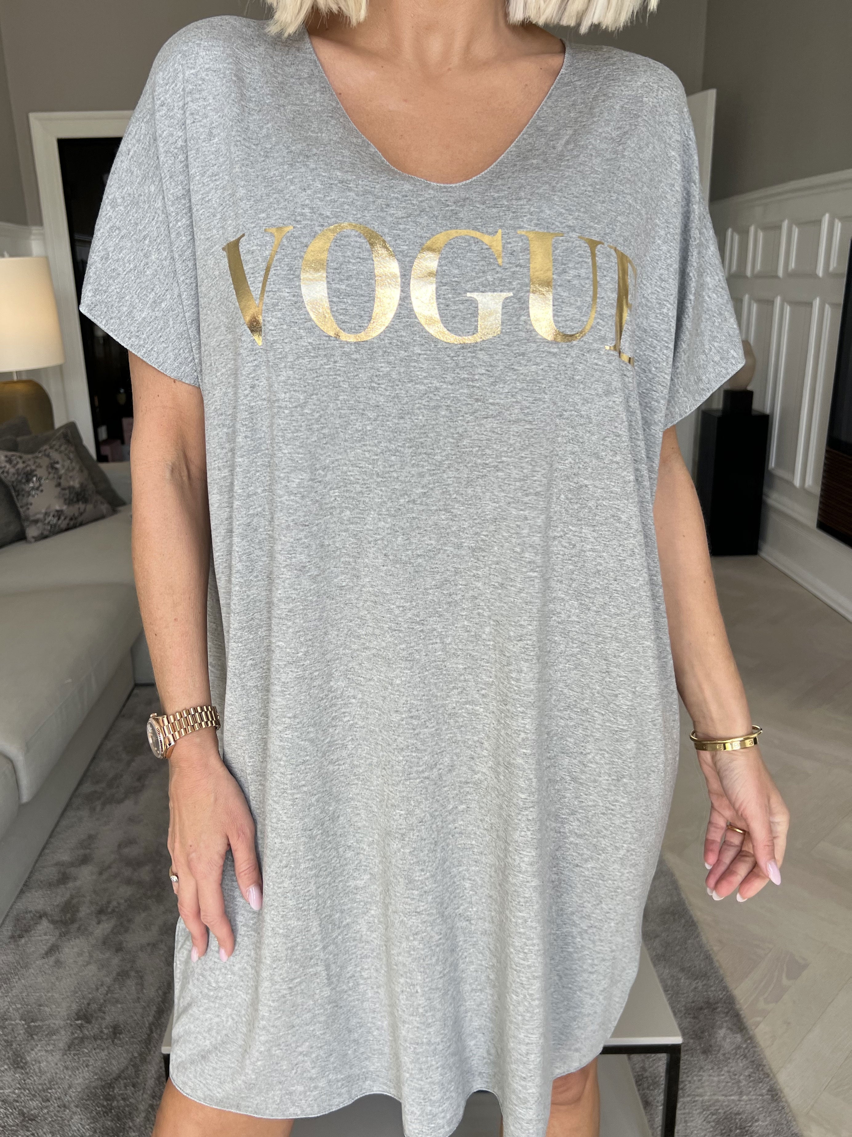 Vogue - Oversized t-shirtkjole i viskose med guld skrift