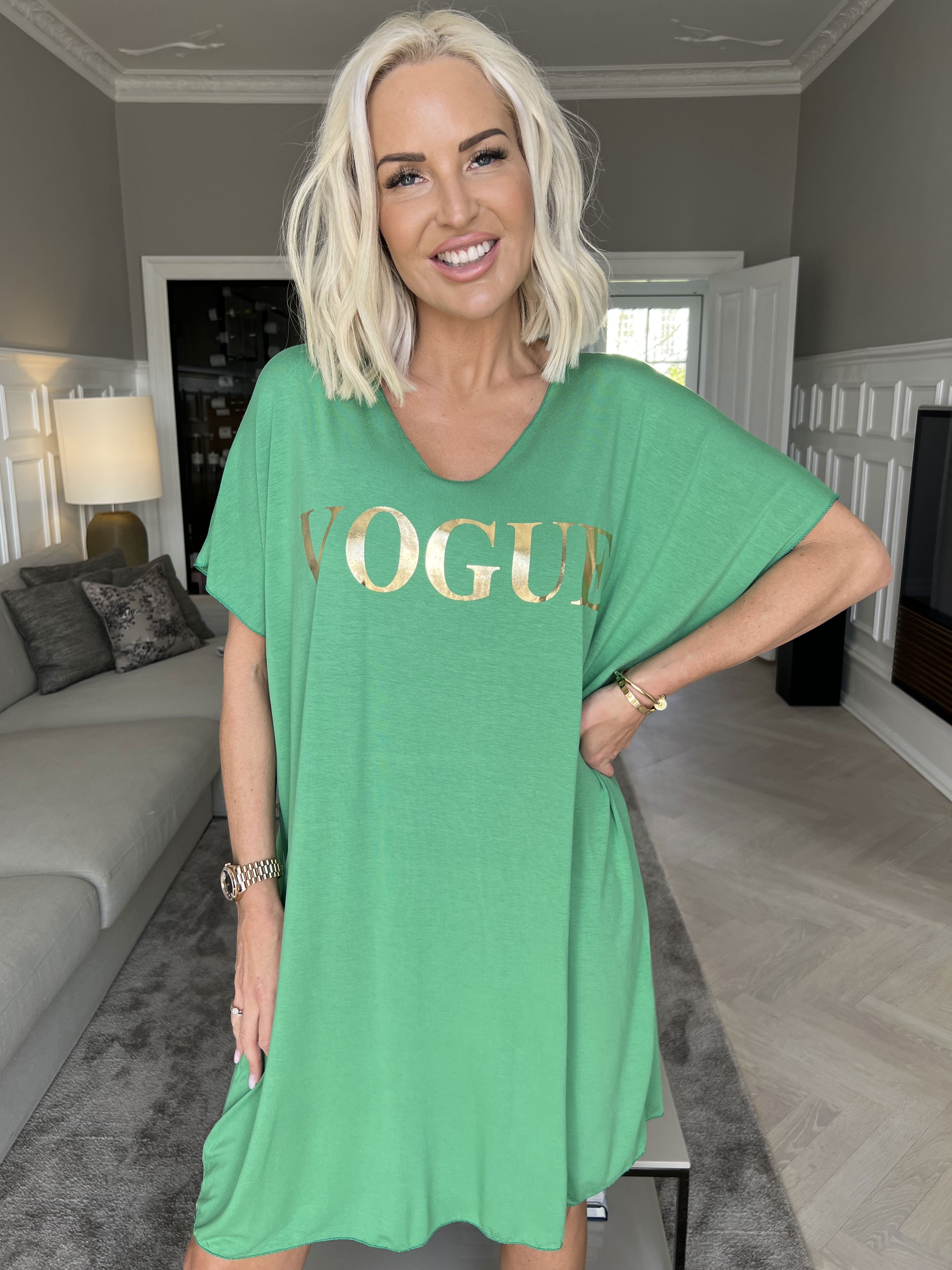 Vogue - Oversized t-shirtkjole i viskose med guld skrift