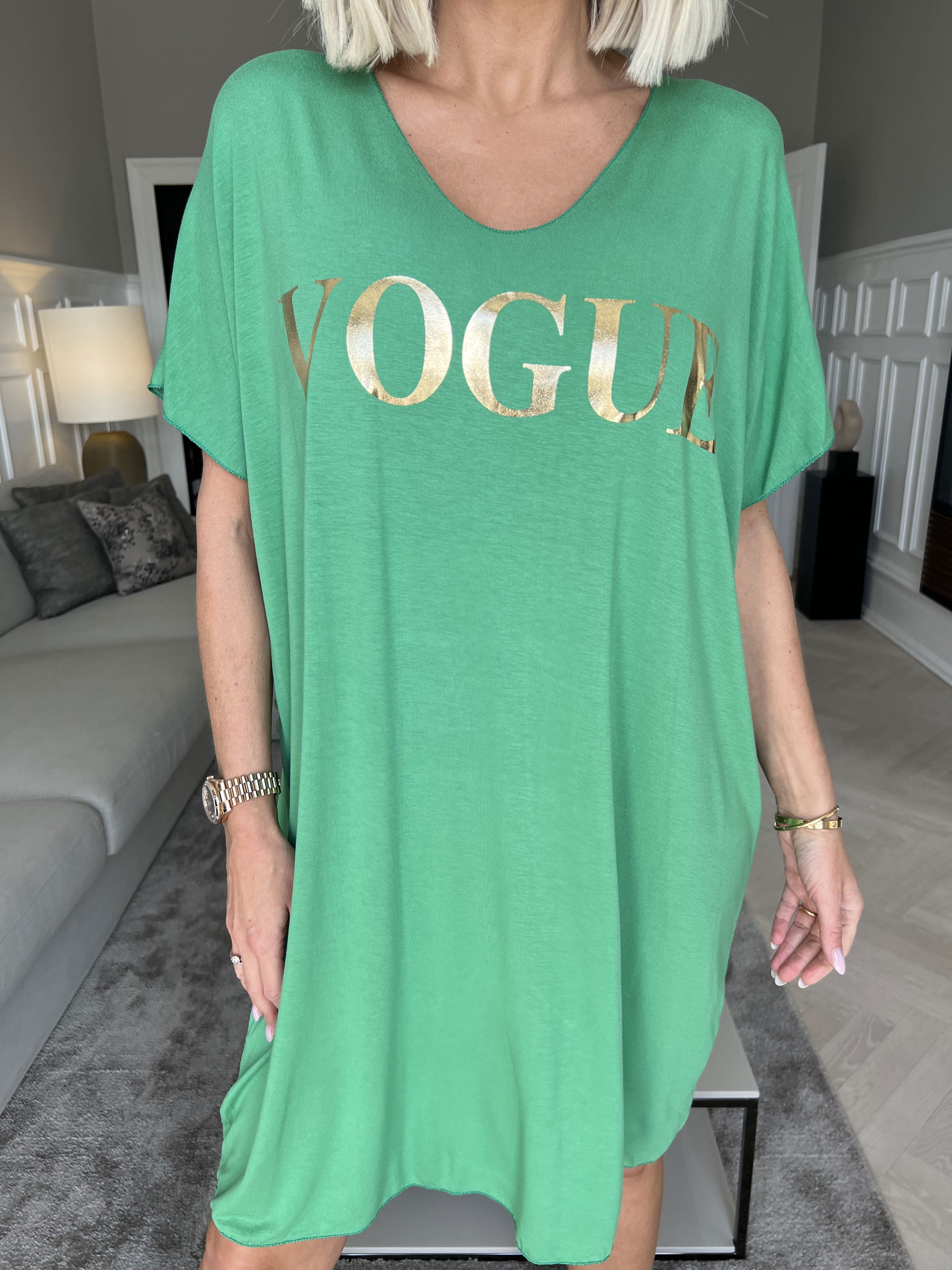 Vogue - Oversized t-shirtkjole i viskose med guld skrift
