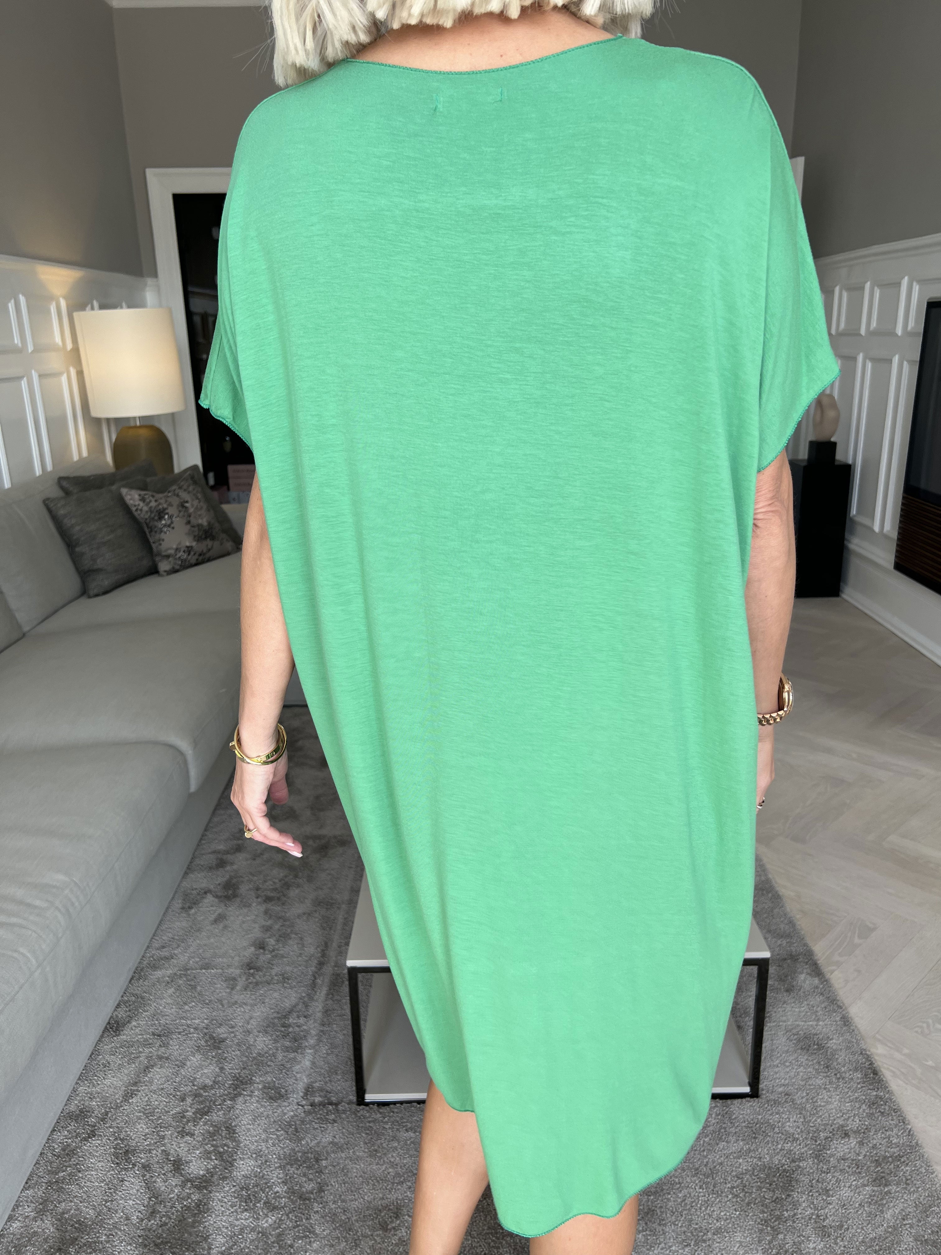 Vogue - Oversized t-shirtkjole i viskose med guld skrift