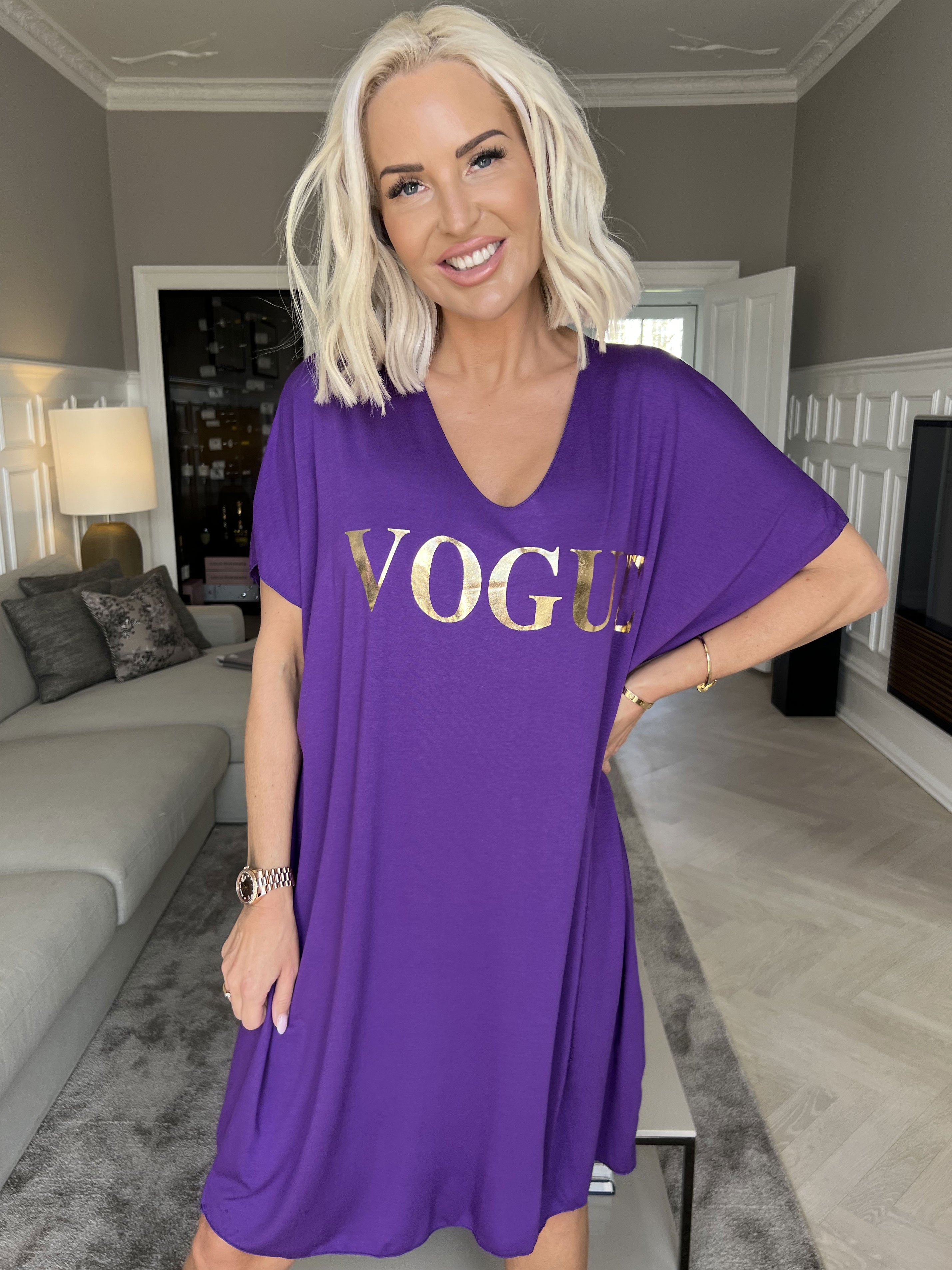 Vogue - Oversized t-shirtkjole i viskose med guld skrift