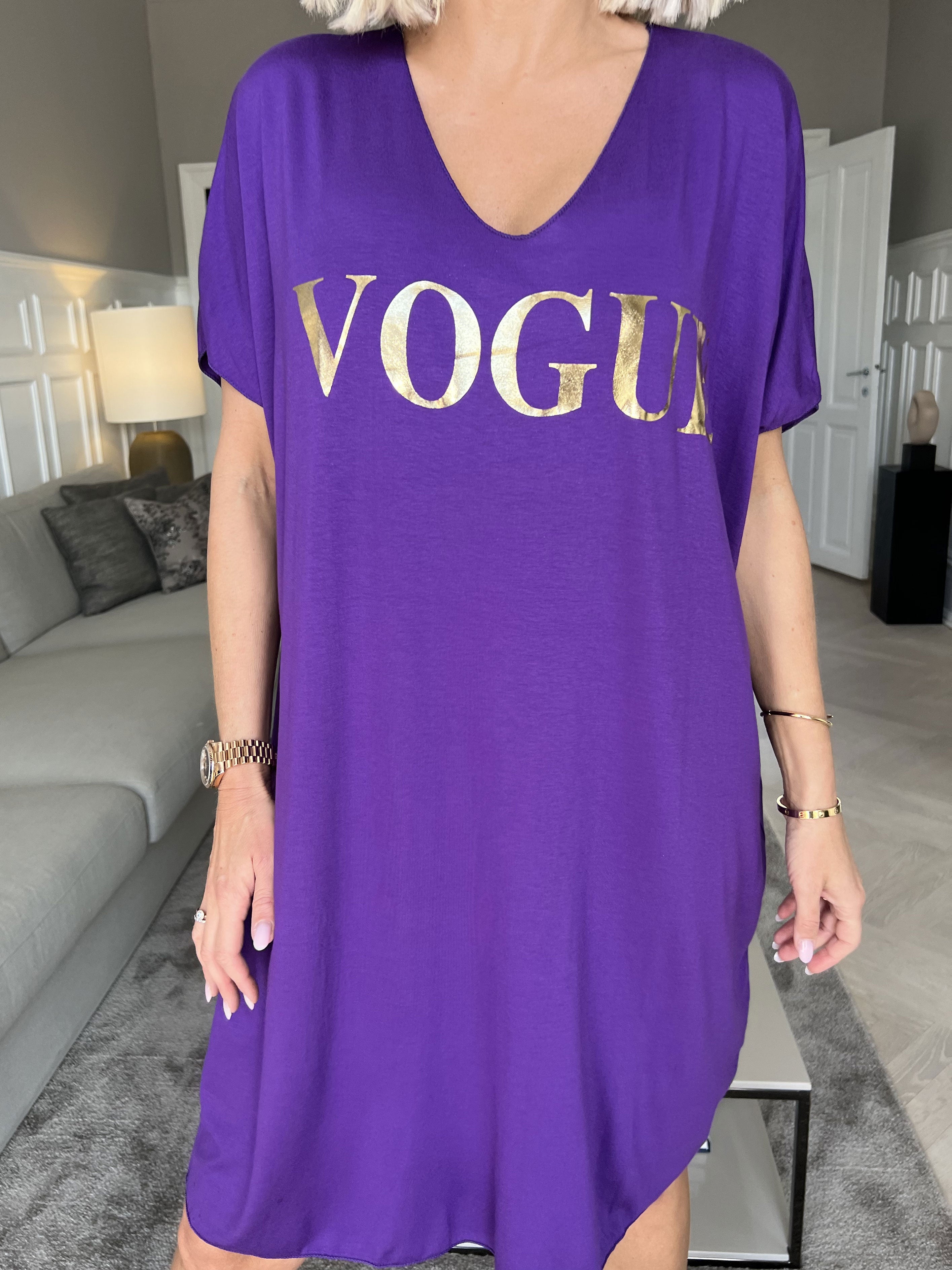 Vogue - Oversized t-shirtkjole i viskose med guld skrift