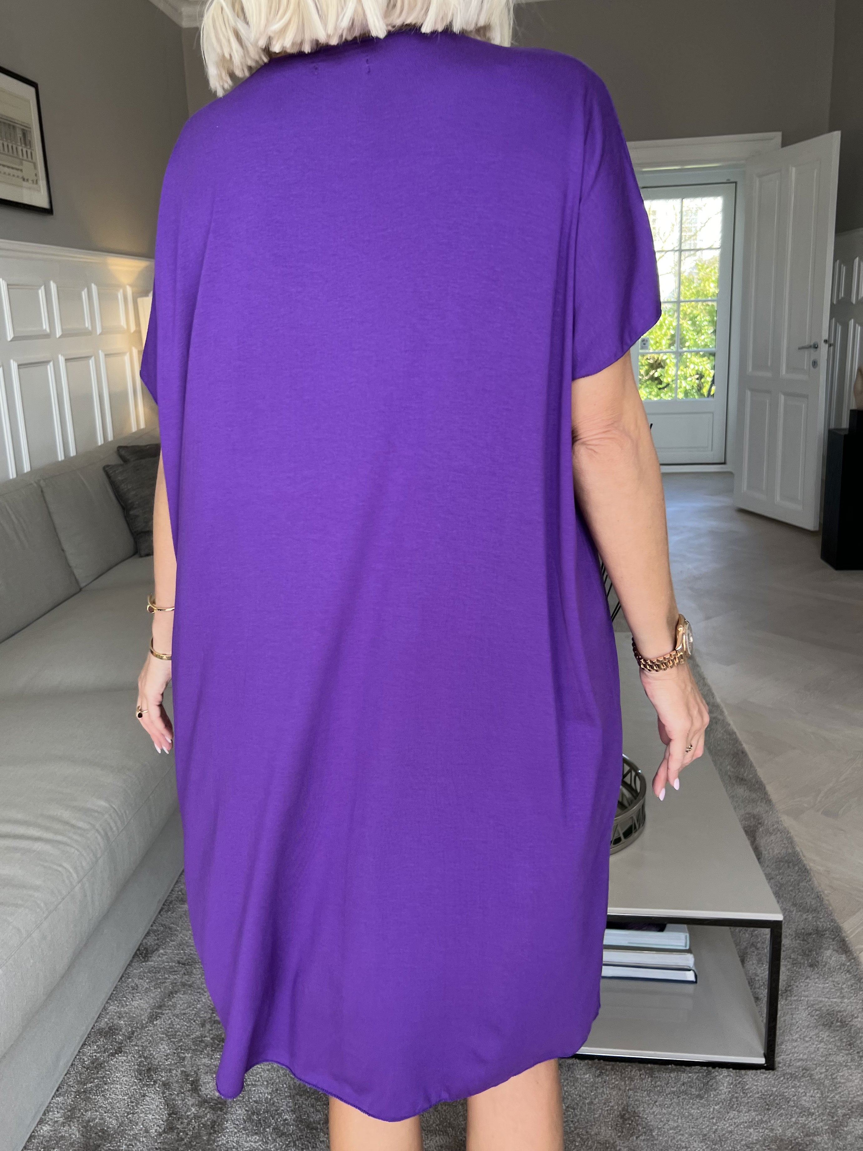 Vogue - Oversized t-shirtkjole i viskose med guld skrift