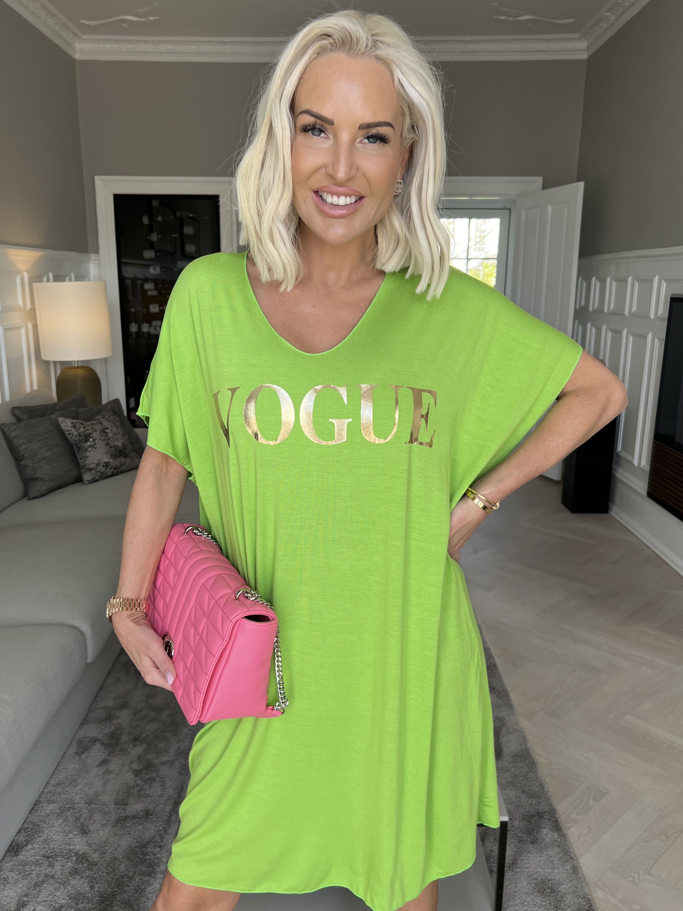 Vogue - Oversized t-shirtkjole i viskose med guld skrift