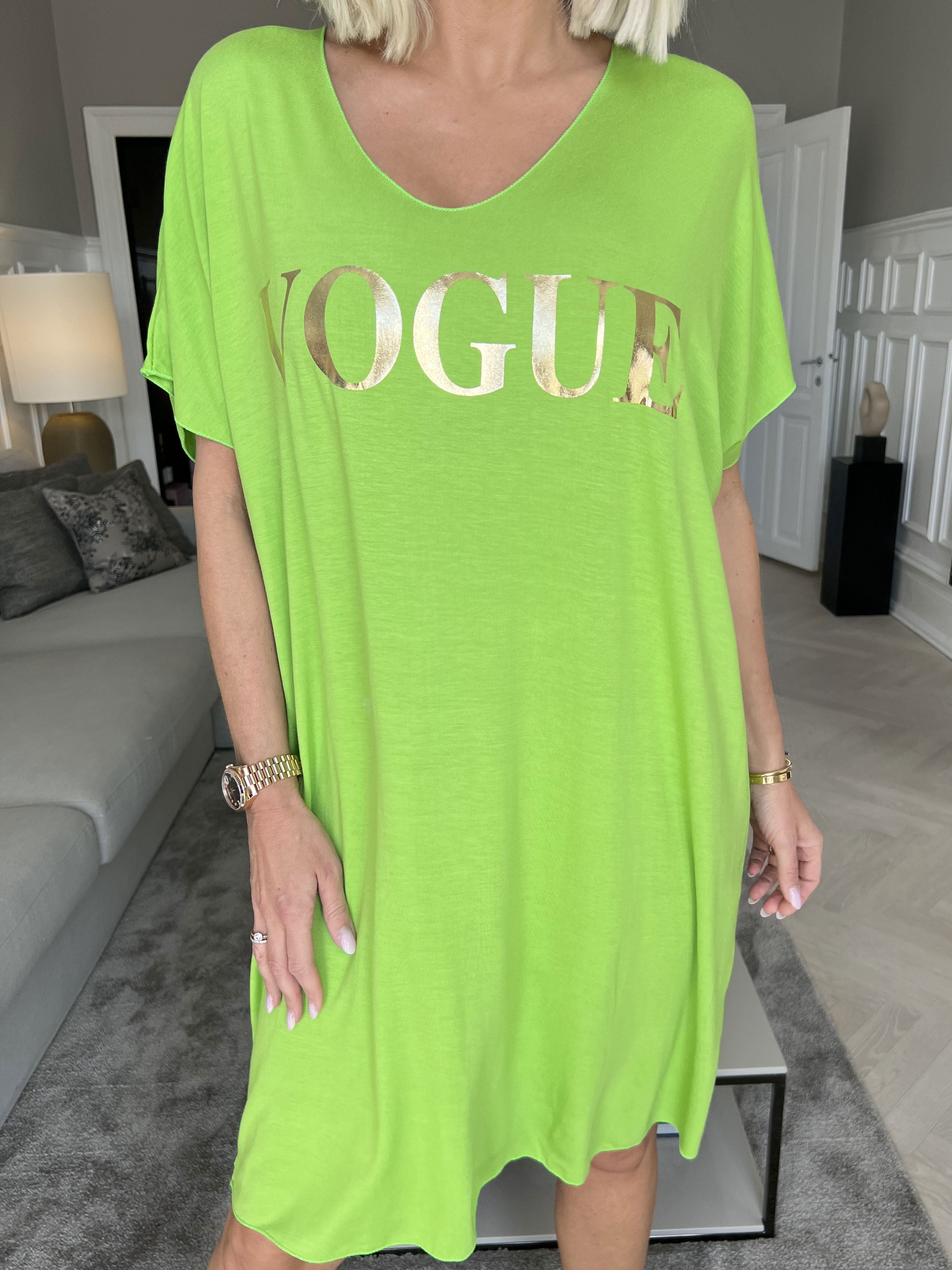 Vogue - Oversized t-shirtkjole i viskose med guld skrift