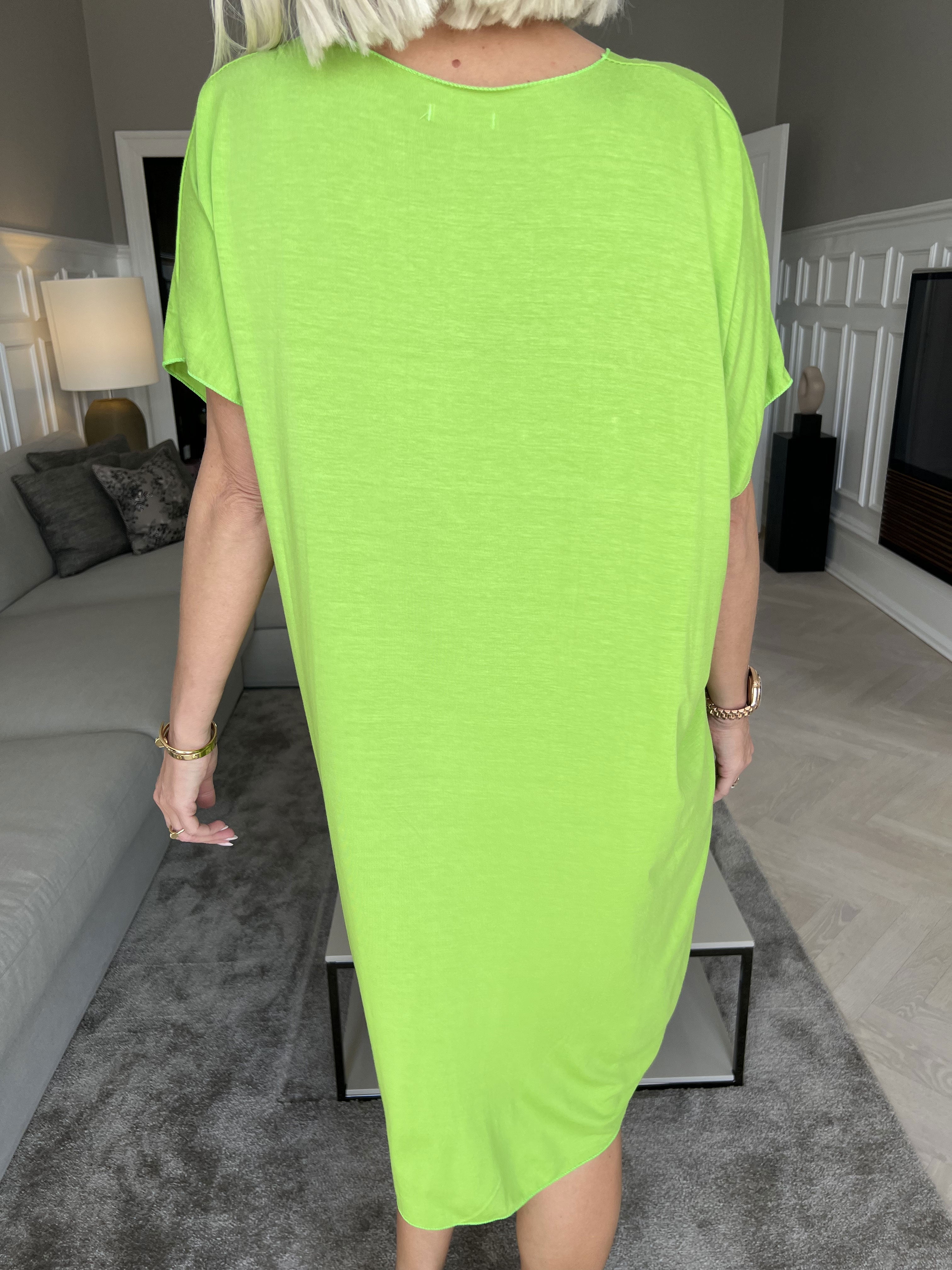 Vogue - Oversized t-shirtkjole i viskose med guld skrift