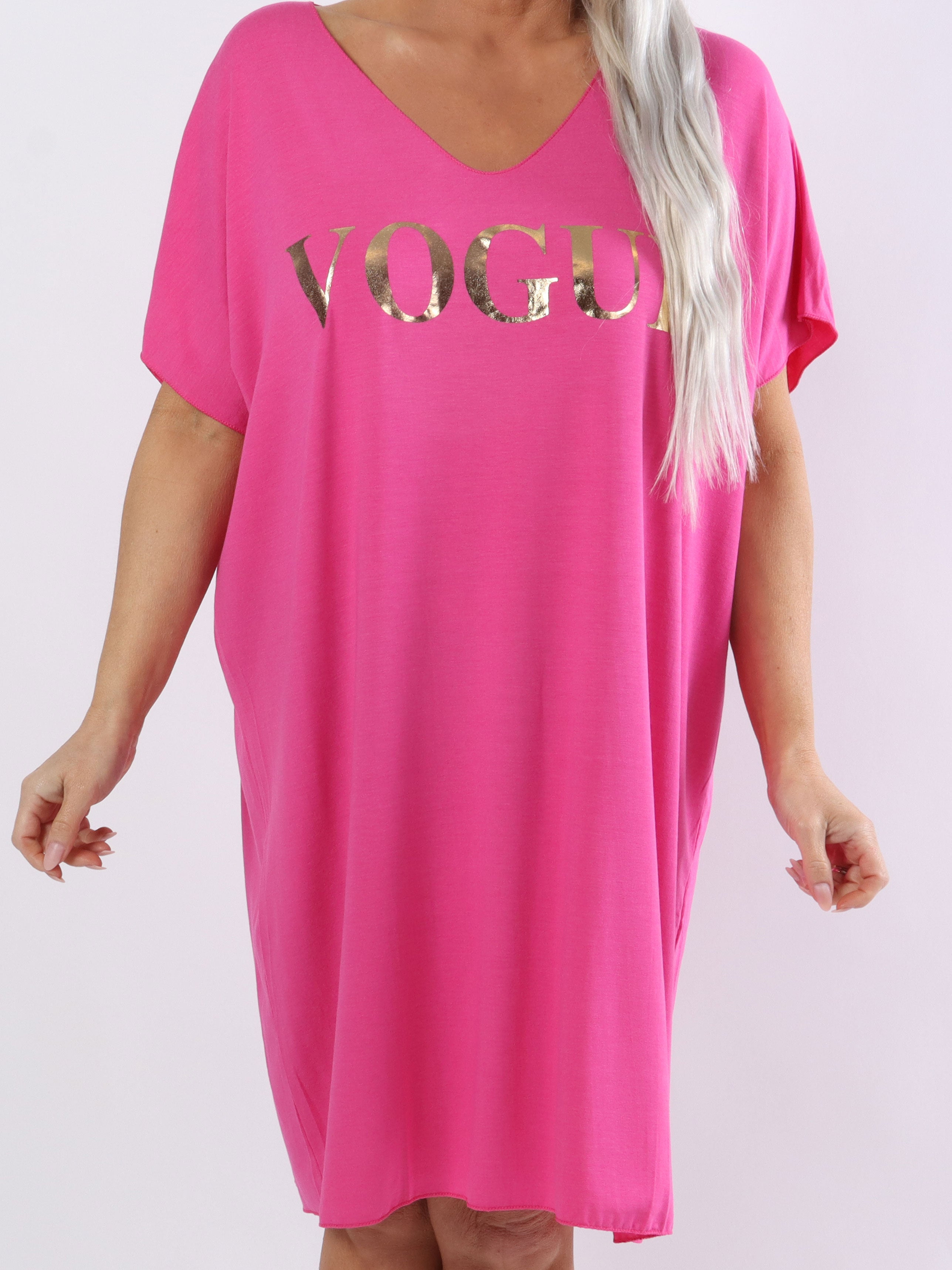 Vogue - Plus size t-shirtkjole i viskose med guld skrift