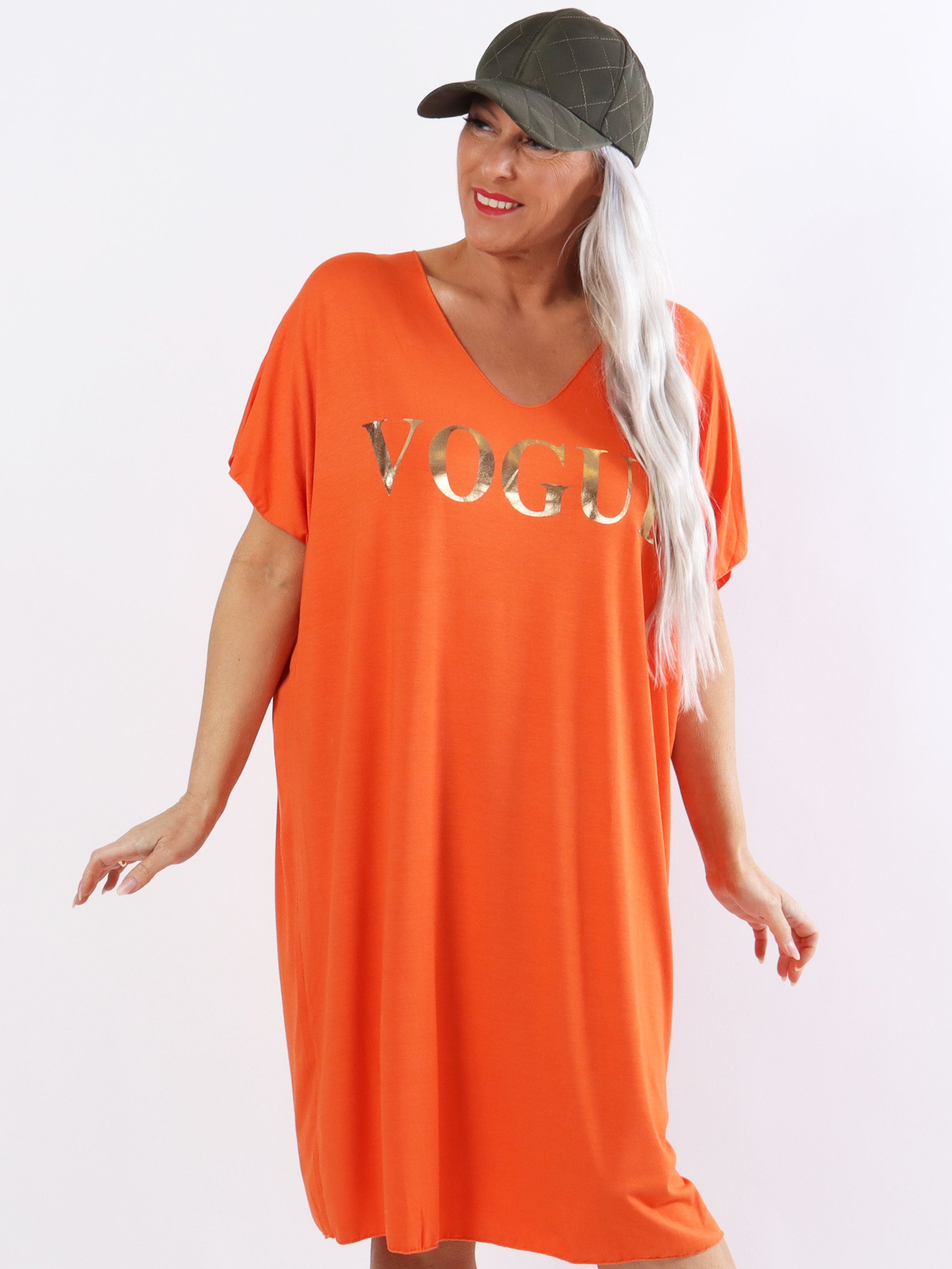 Vogue - Plus size t-shirtkjole i viskose med guld skrift