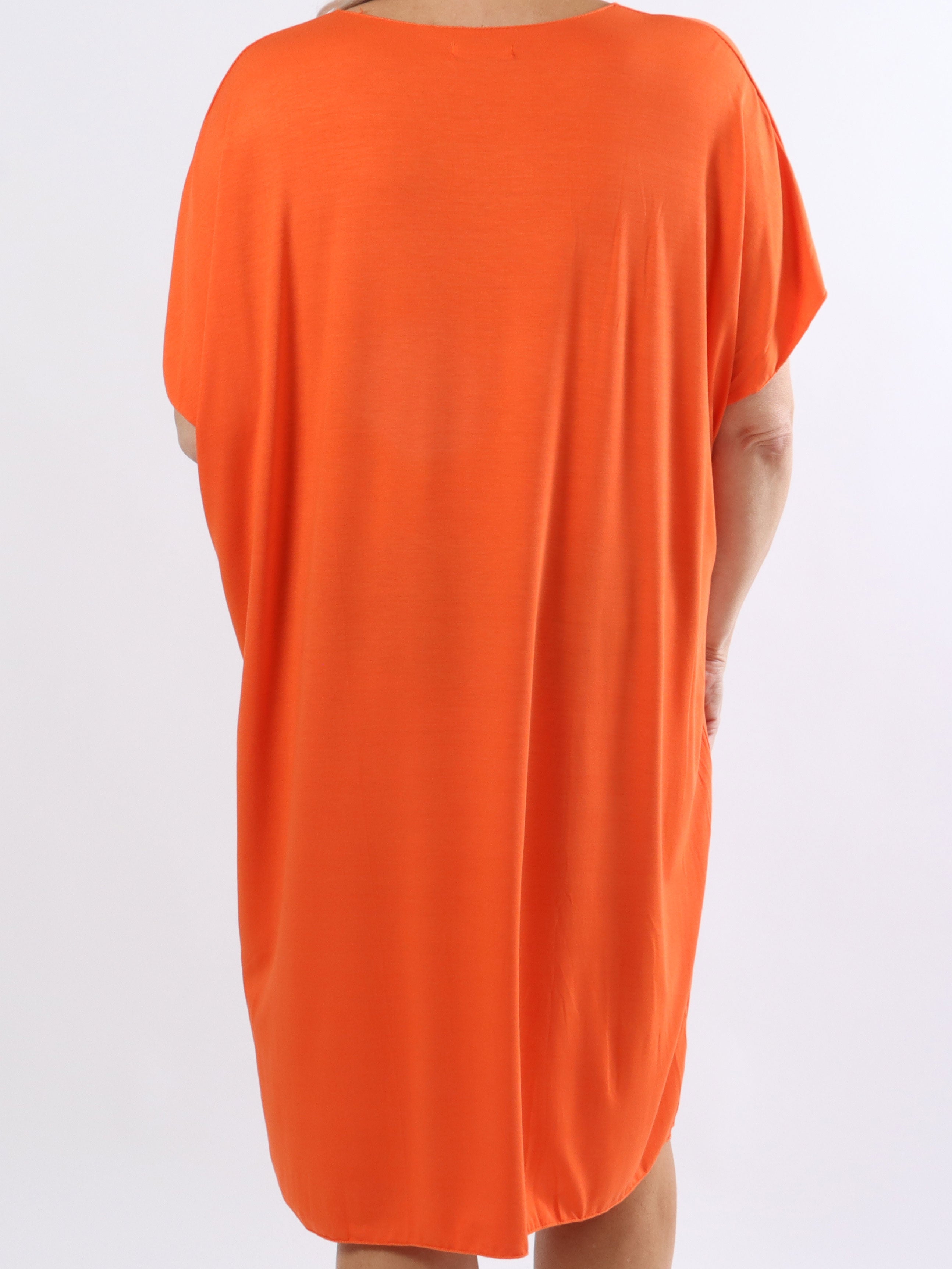 Vogue - Plus size t-shirtkjole i viskose med guld skrift