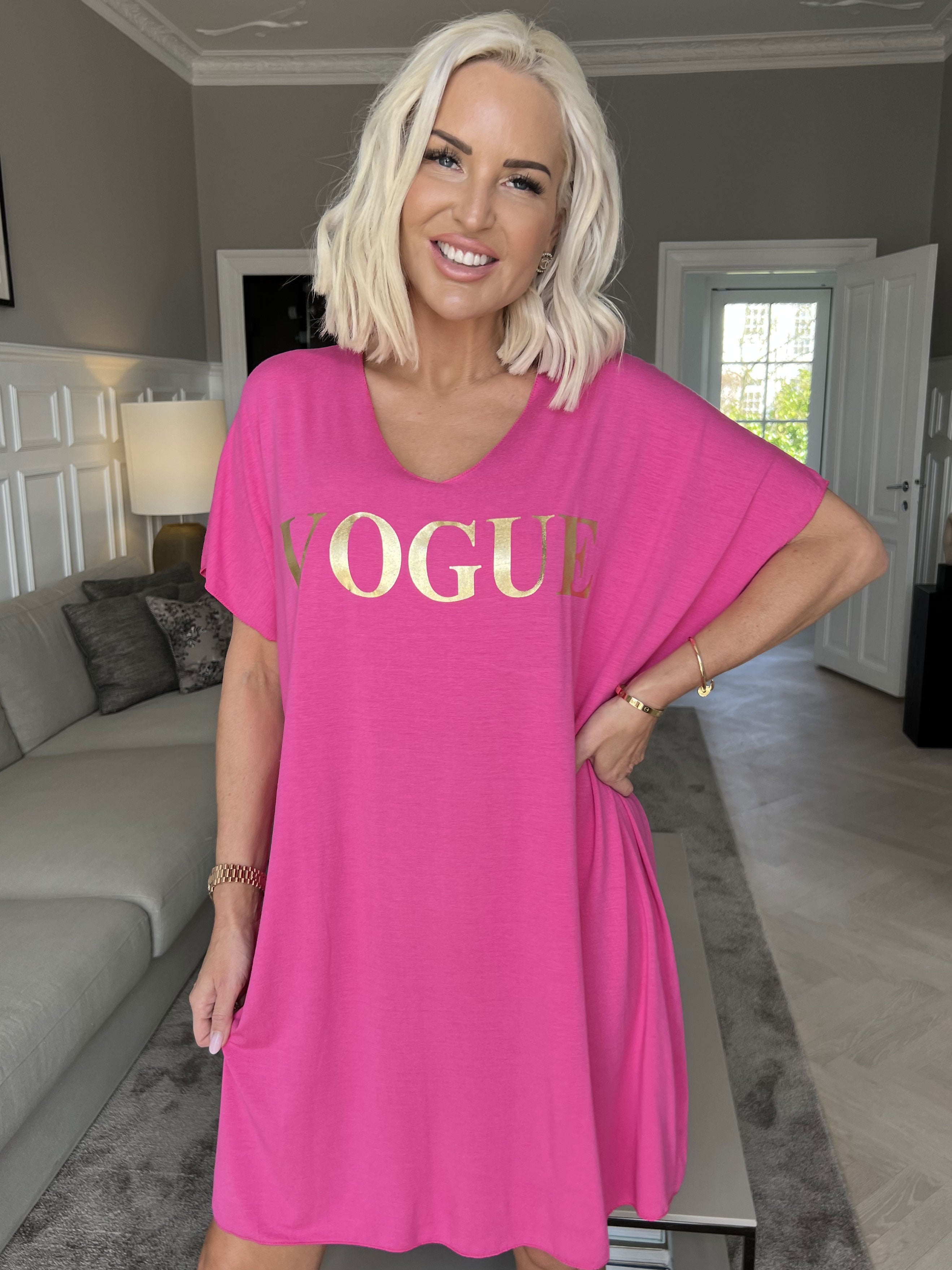 Vogue - Oversized t-shirtkjole i viskose med guld skrift
