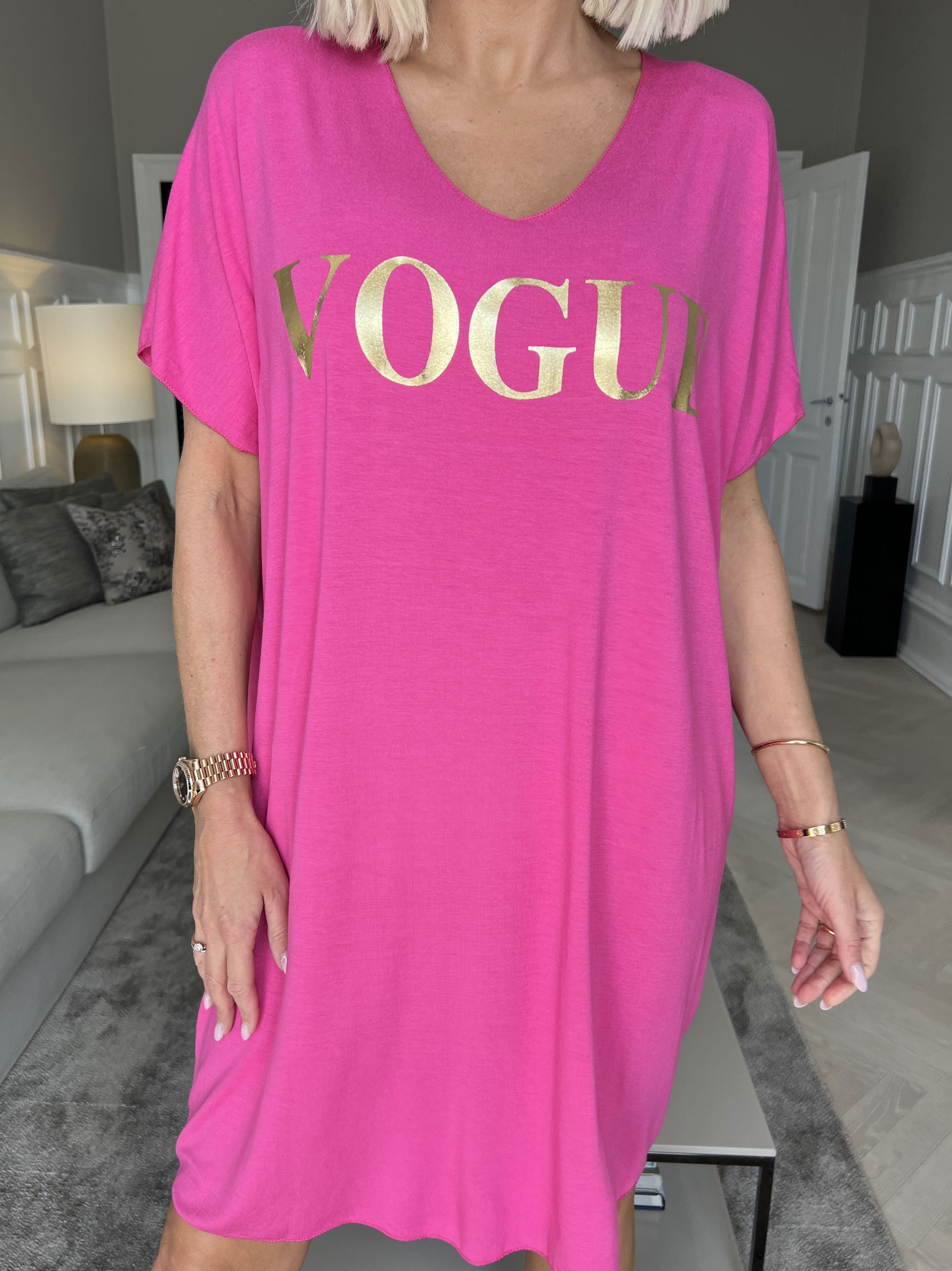 Vogue - Oversized t-shirtkjole i viskose med guld skrift
