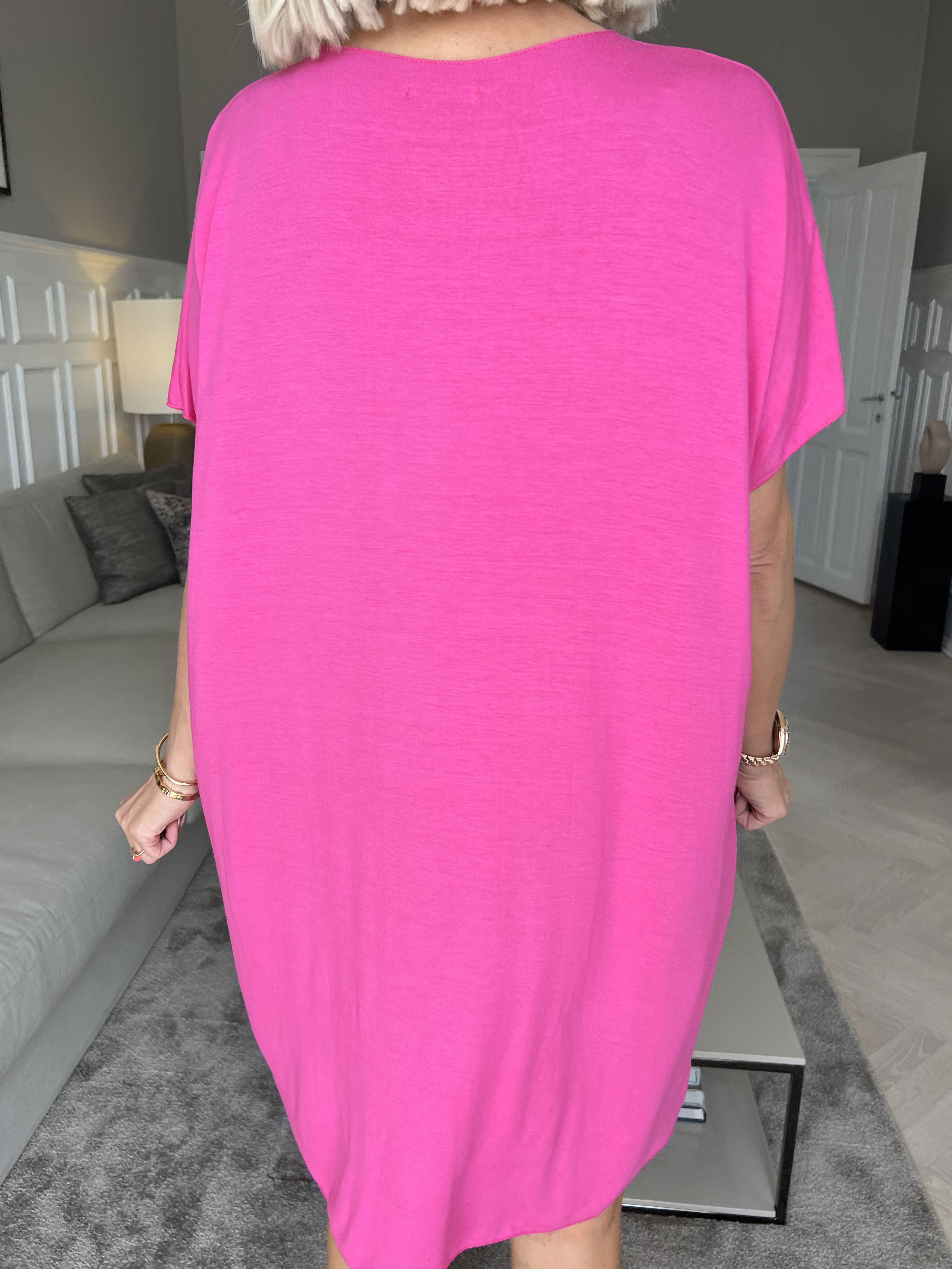 Vogue - Oversized t-shirtkjole i viskose med guld skrift