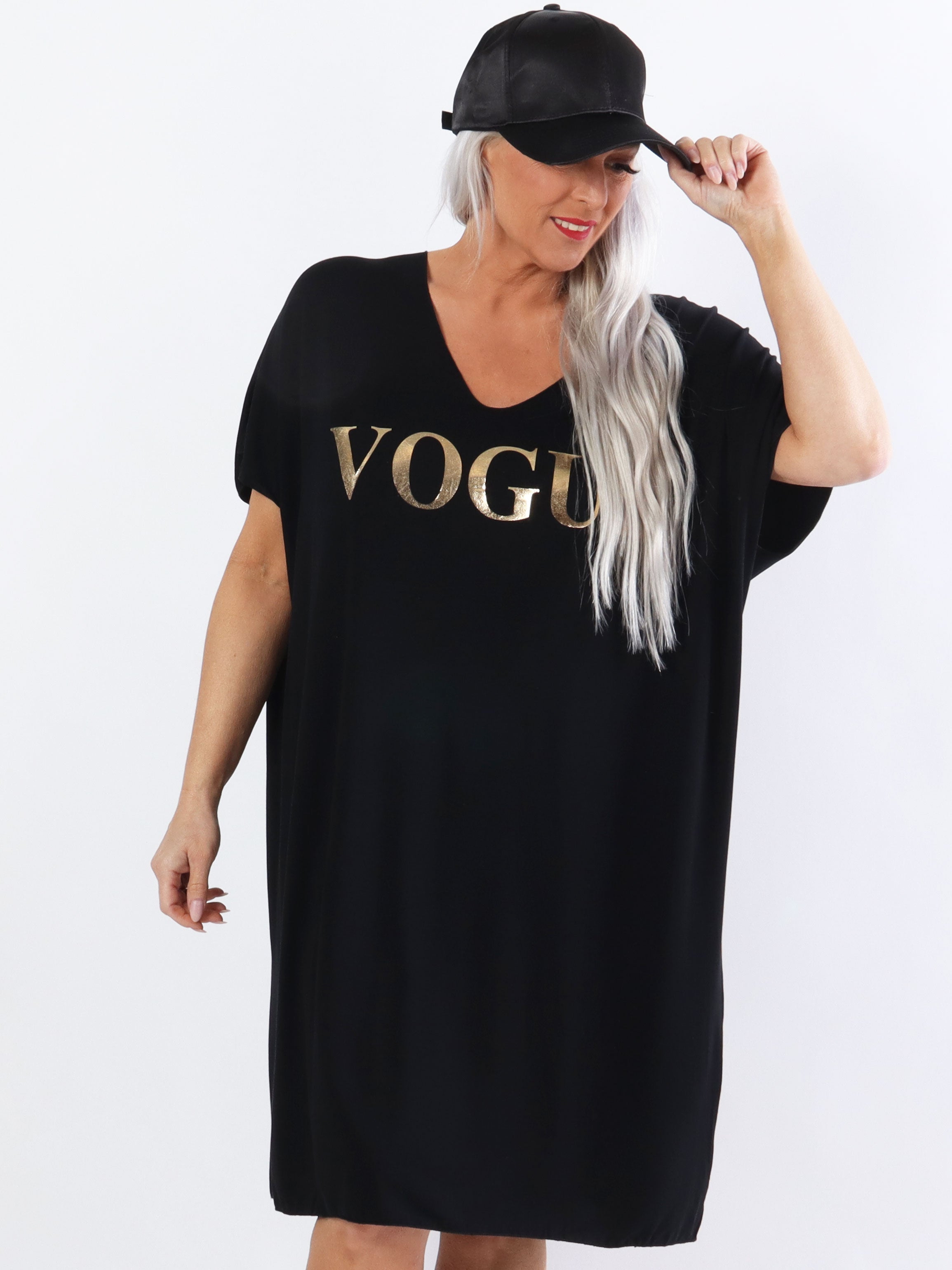 Vogue - Plus size t-shirtkjole i viskose med guld skrift