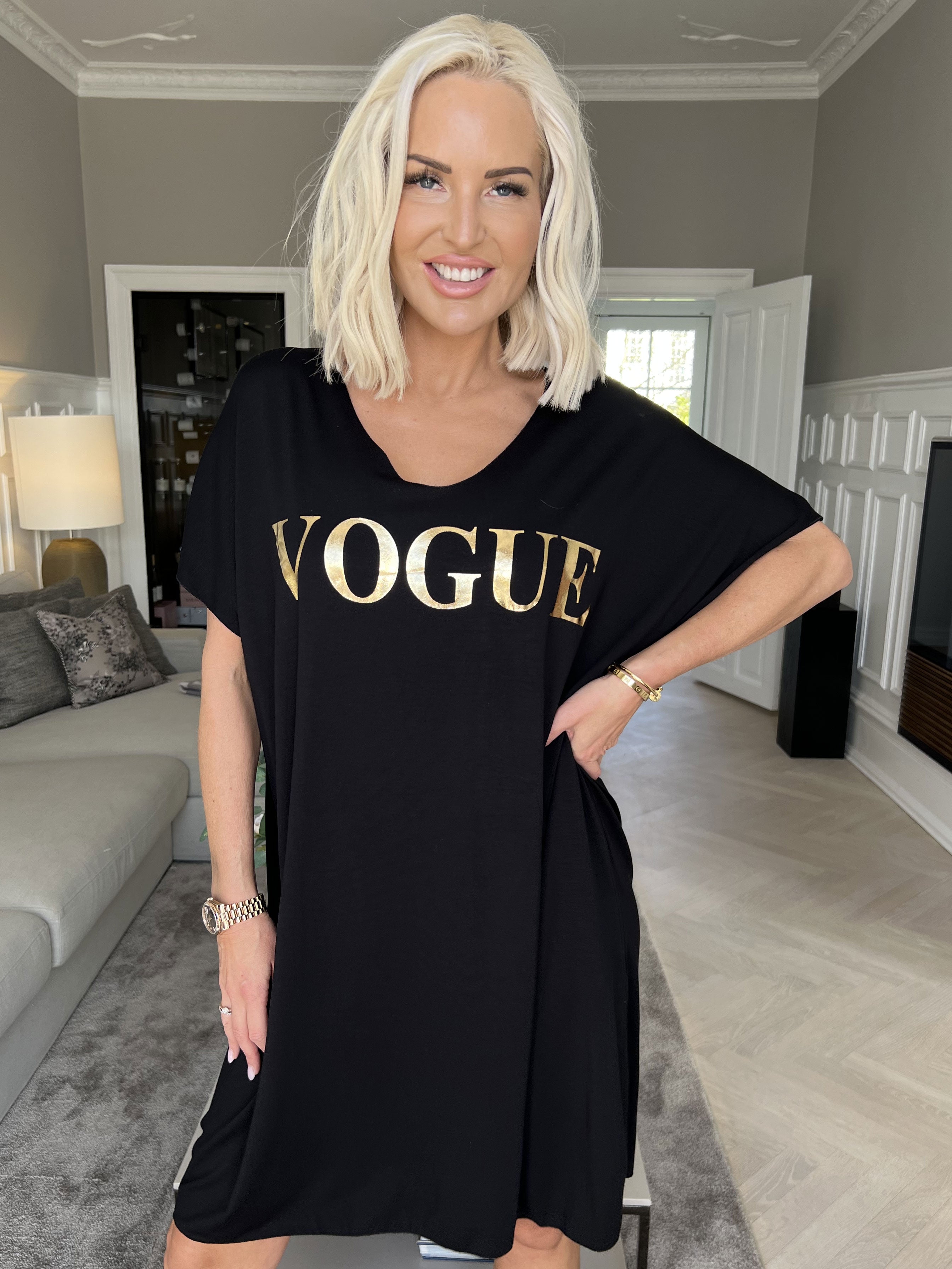 Vogue - Oversized t-shirtkjole i viskose med guld skrift