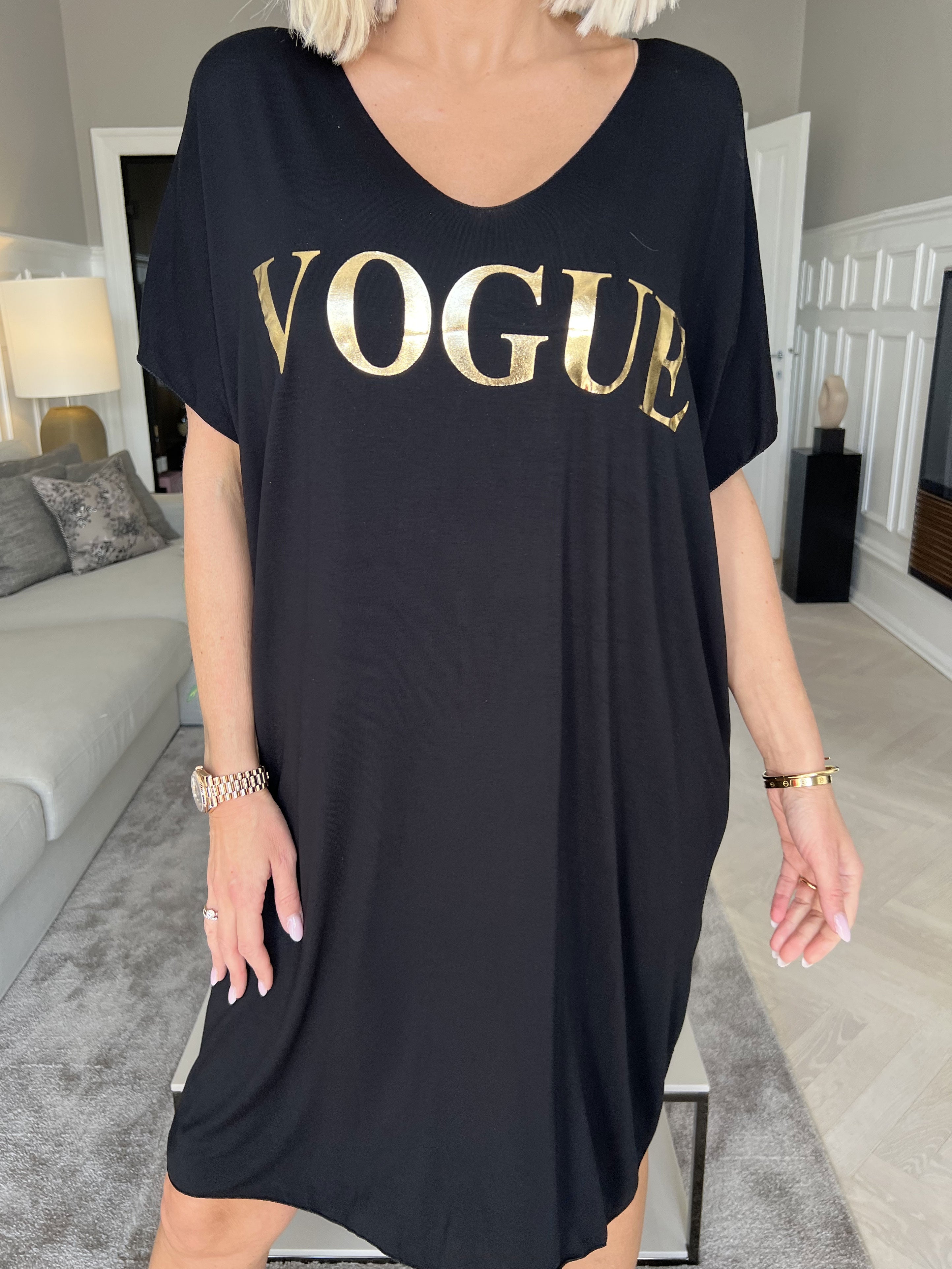 Vogue - Oversized t-shirtkjole i viskose med guld skrift