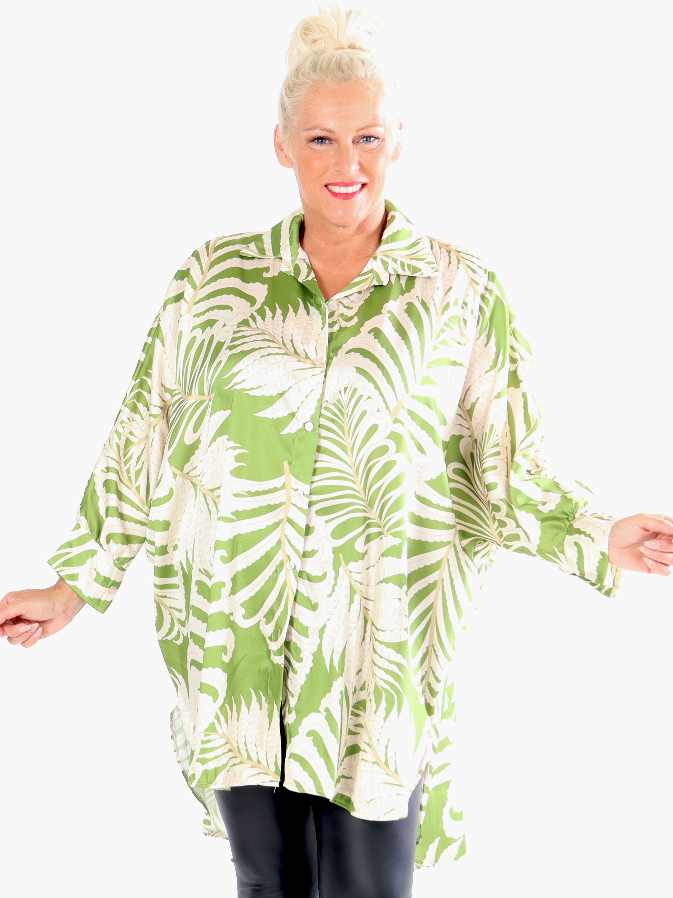 Wilma - Plus size skjortekjole i silkelook med mønster