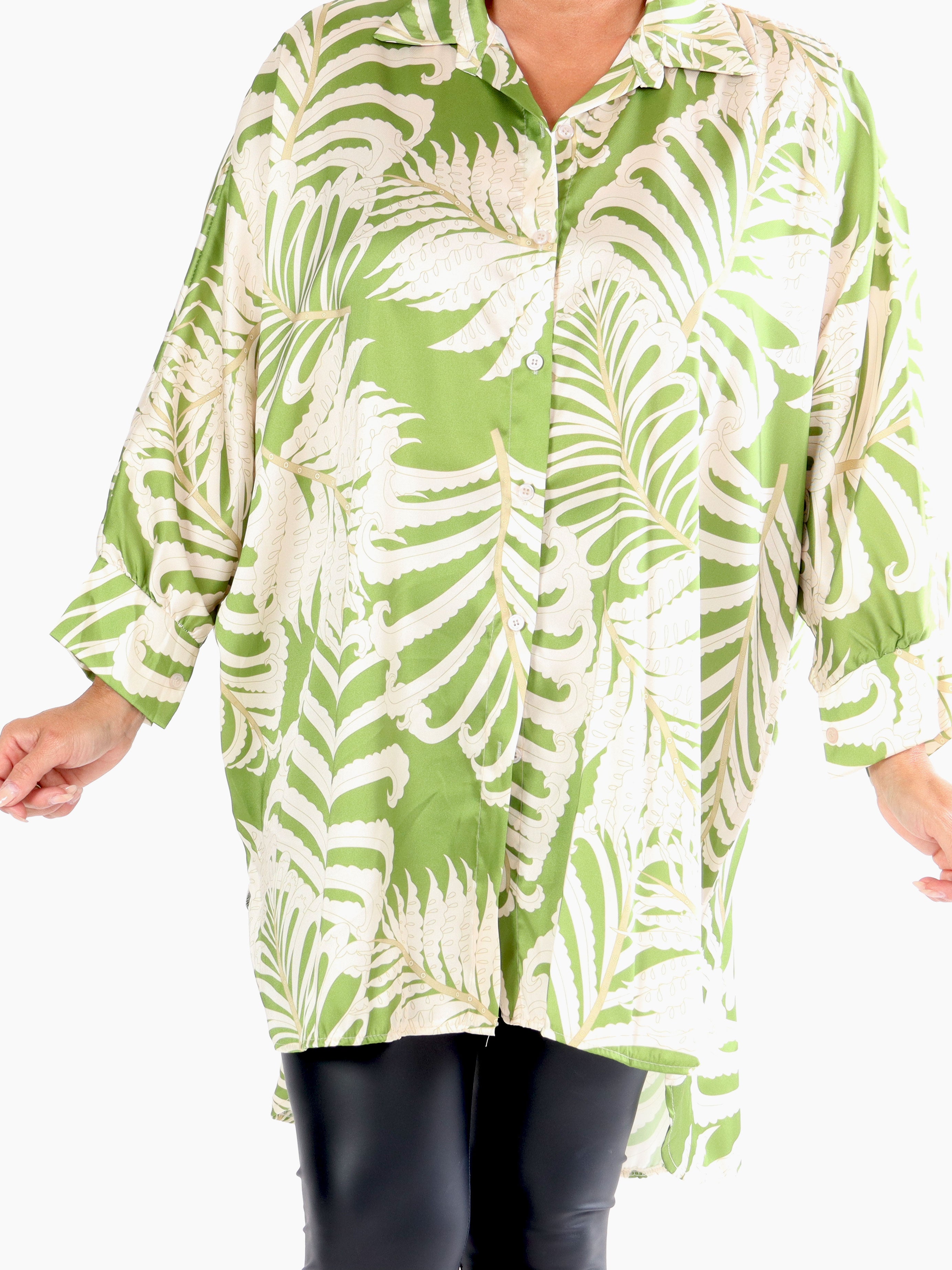 Wilma - Plus size skjortekjole i silkelook med mønster