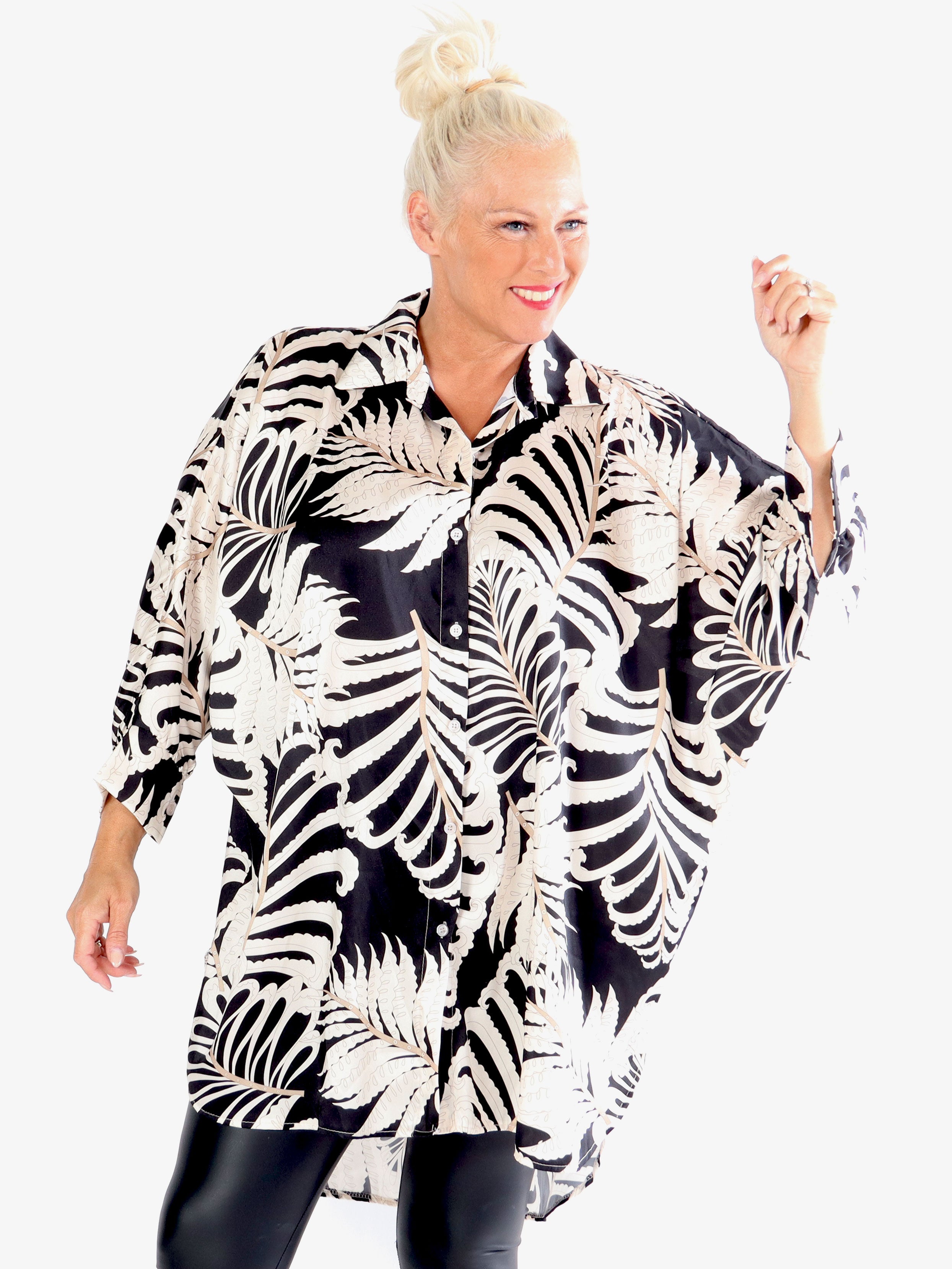 Wilma - Plus size skjortekjole i silkelook med mønster