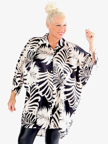 Wilma - Plus size skjortekjole i silkelook med mønster