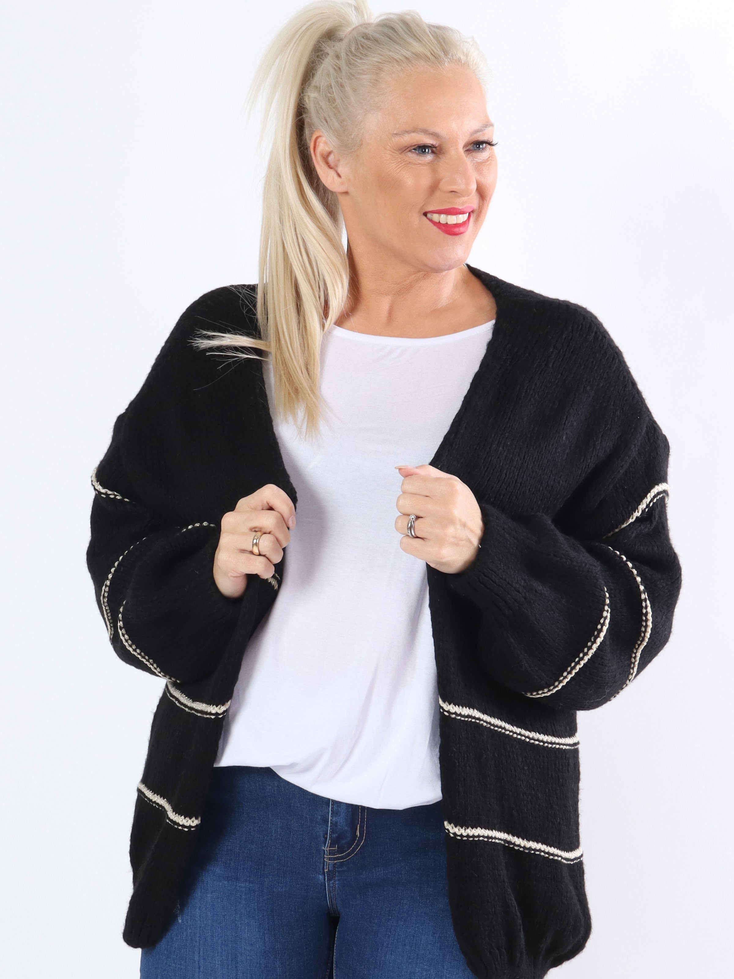 Yanira - Strikket plus size cardigan med guldstriber