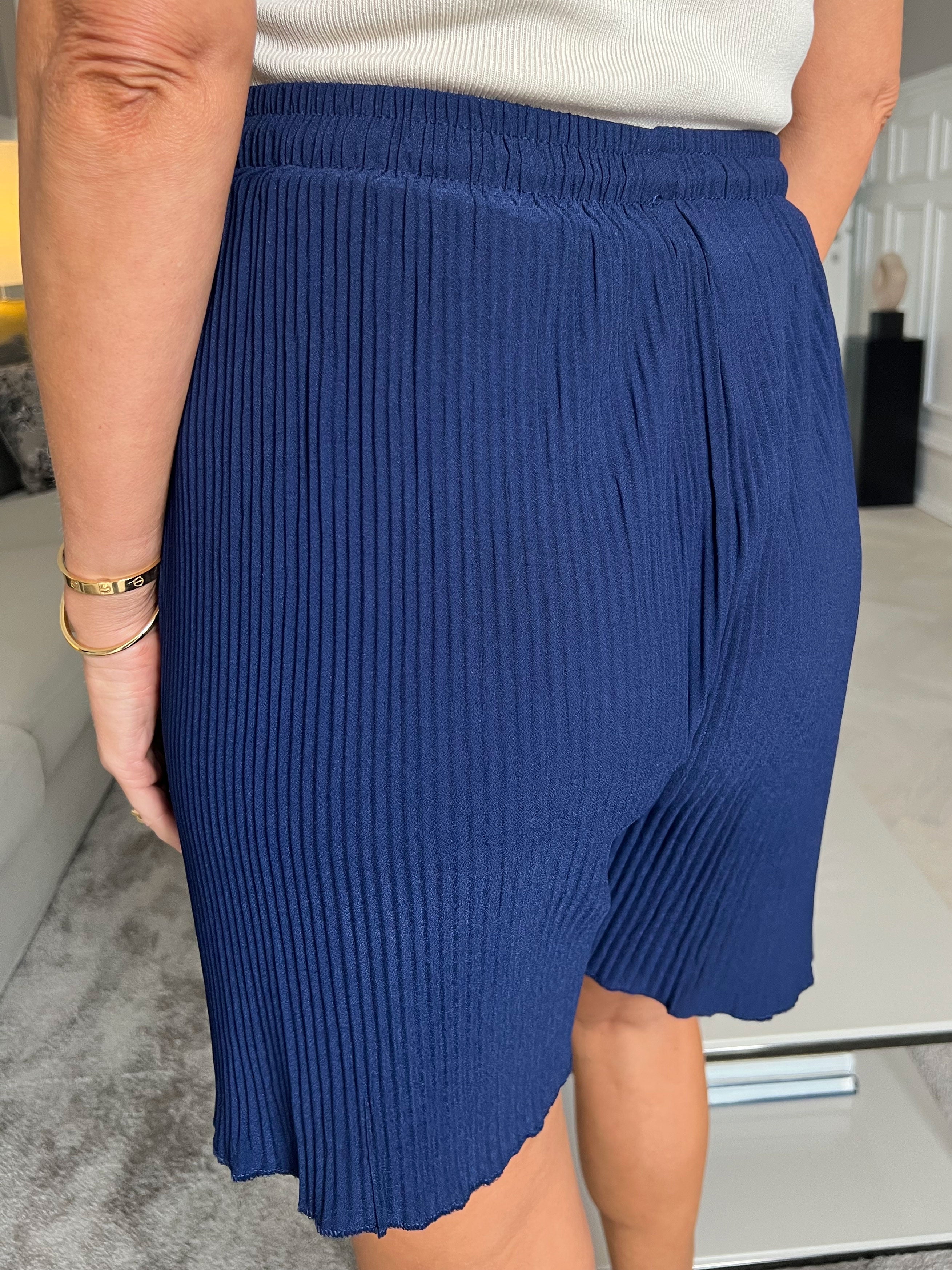 Yvonne - Simple løse shorts med plisseringer