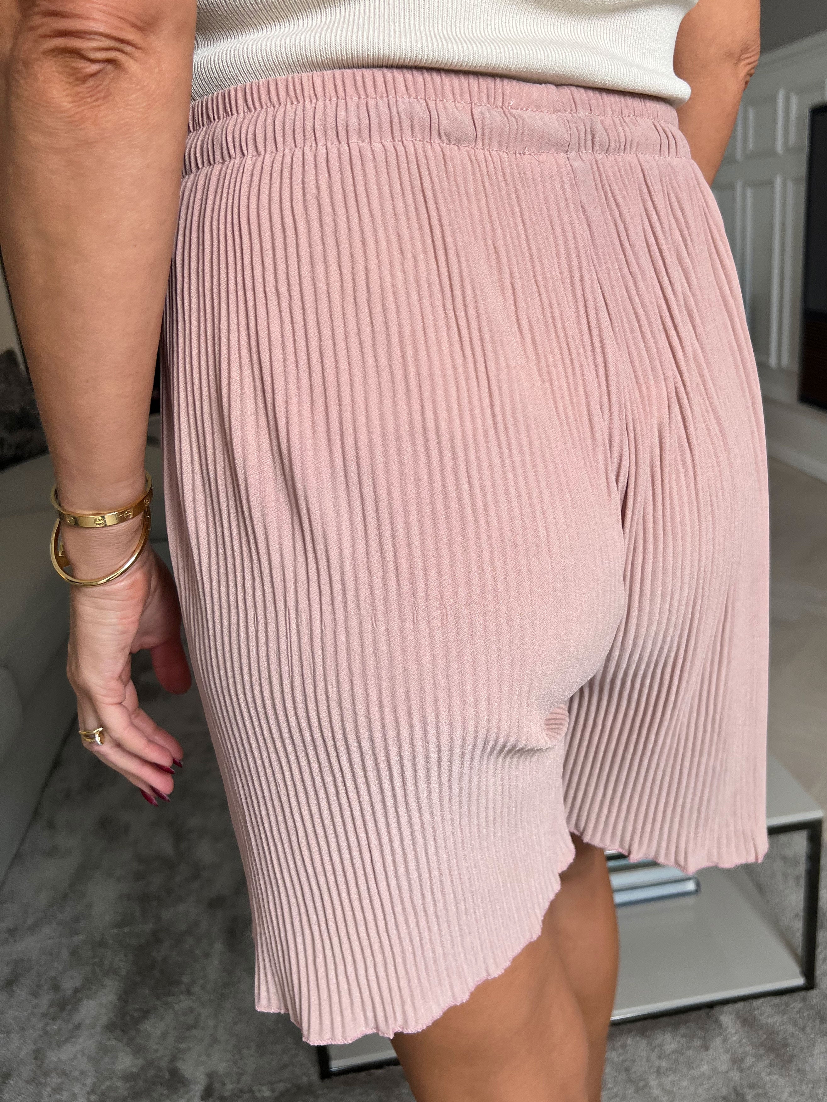 Yvonne - Simple løse shorts med plisseringer