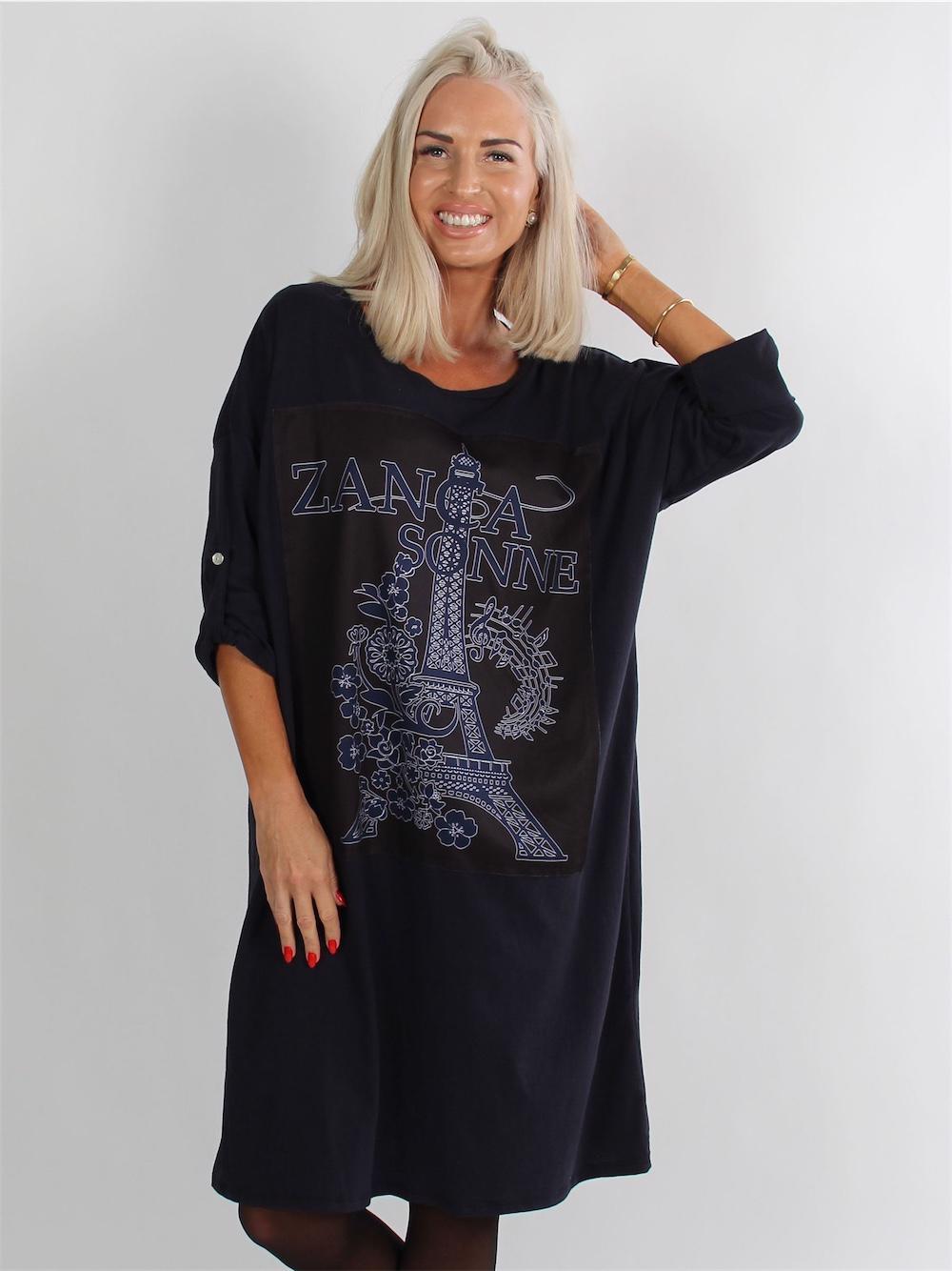 Zanca Sonne - Armygrøn joggingkjole med fint motiv og Zanca Sonne skrevet foran