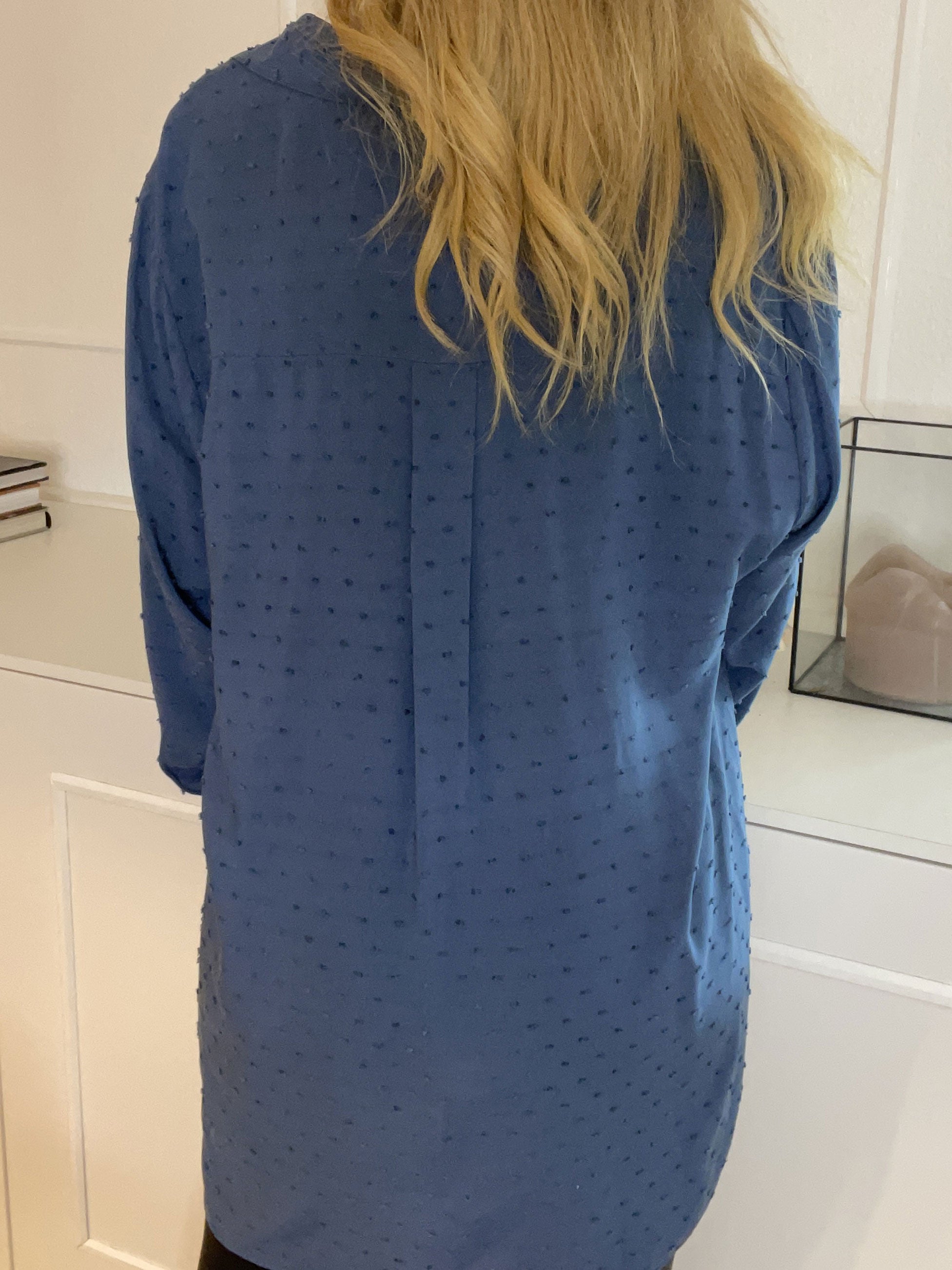 Zandra - Smuk skjorte med flæse og prikket detaljer