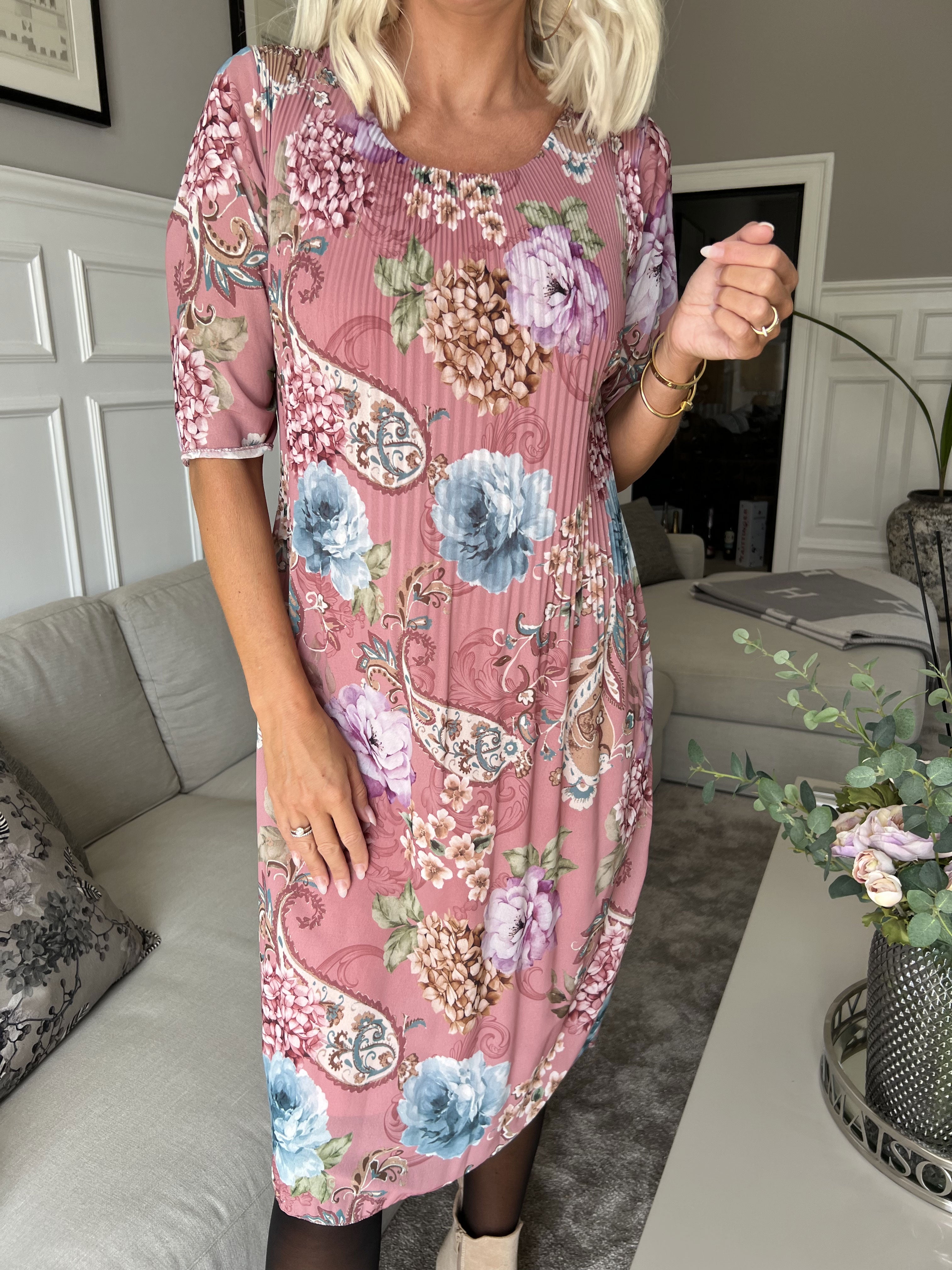 Zion Flower - Plisseret kjole med blomsterprint