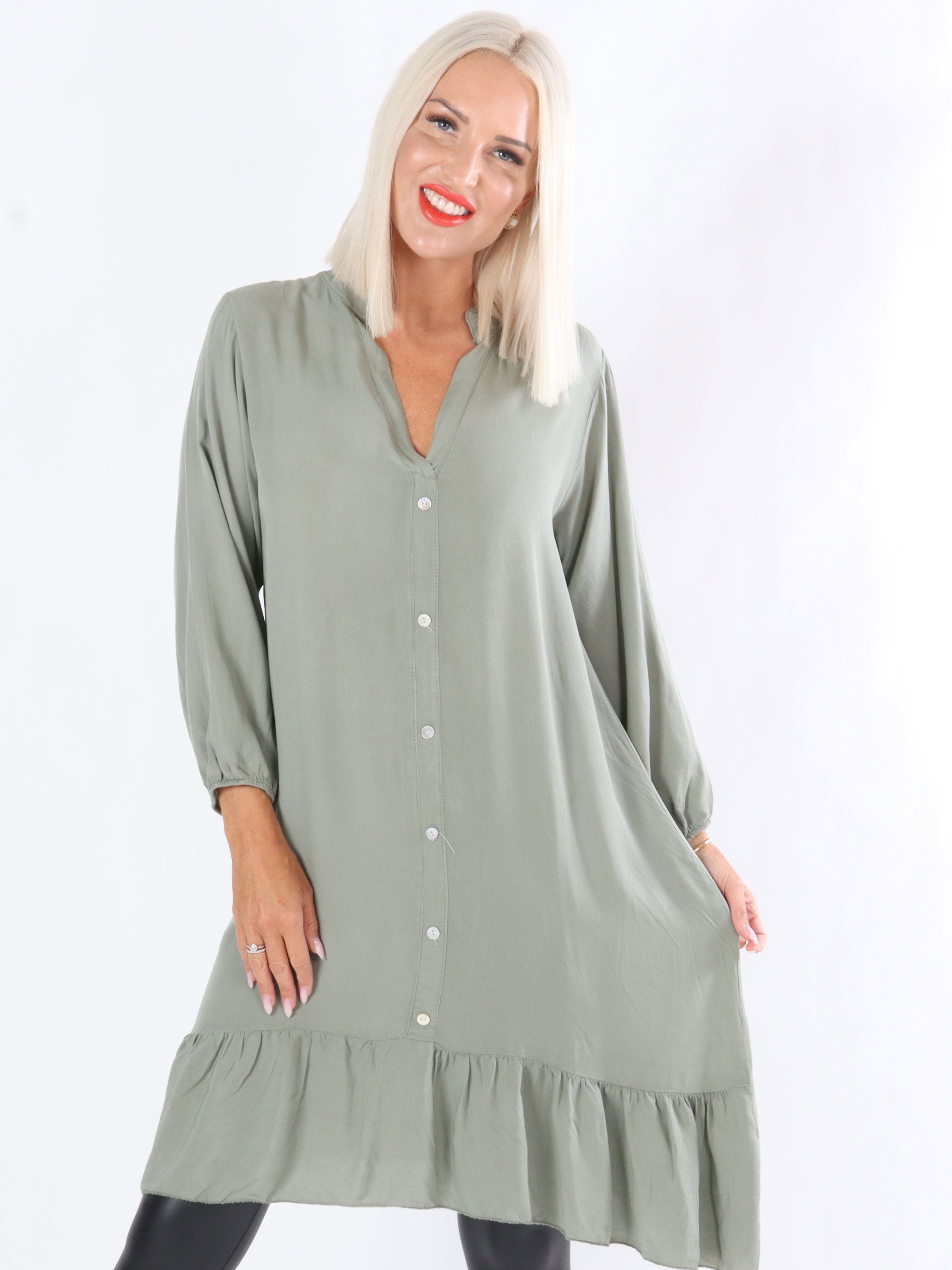 Zoe - Armygrøn skjortekjole i let stof med flæsekant