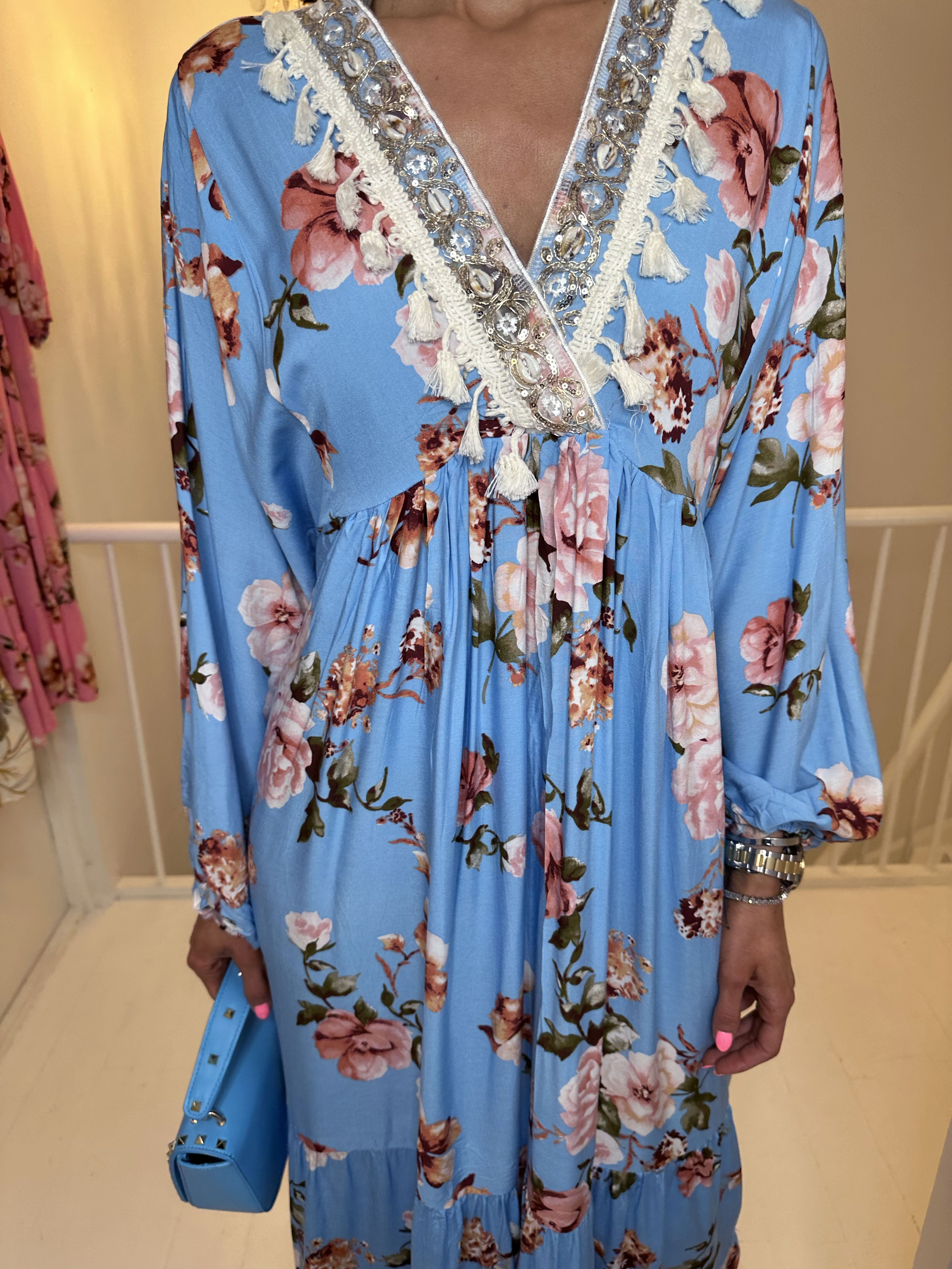 Adelaida Flower - Tunikakjole med musling og frynse detaljer