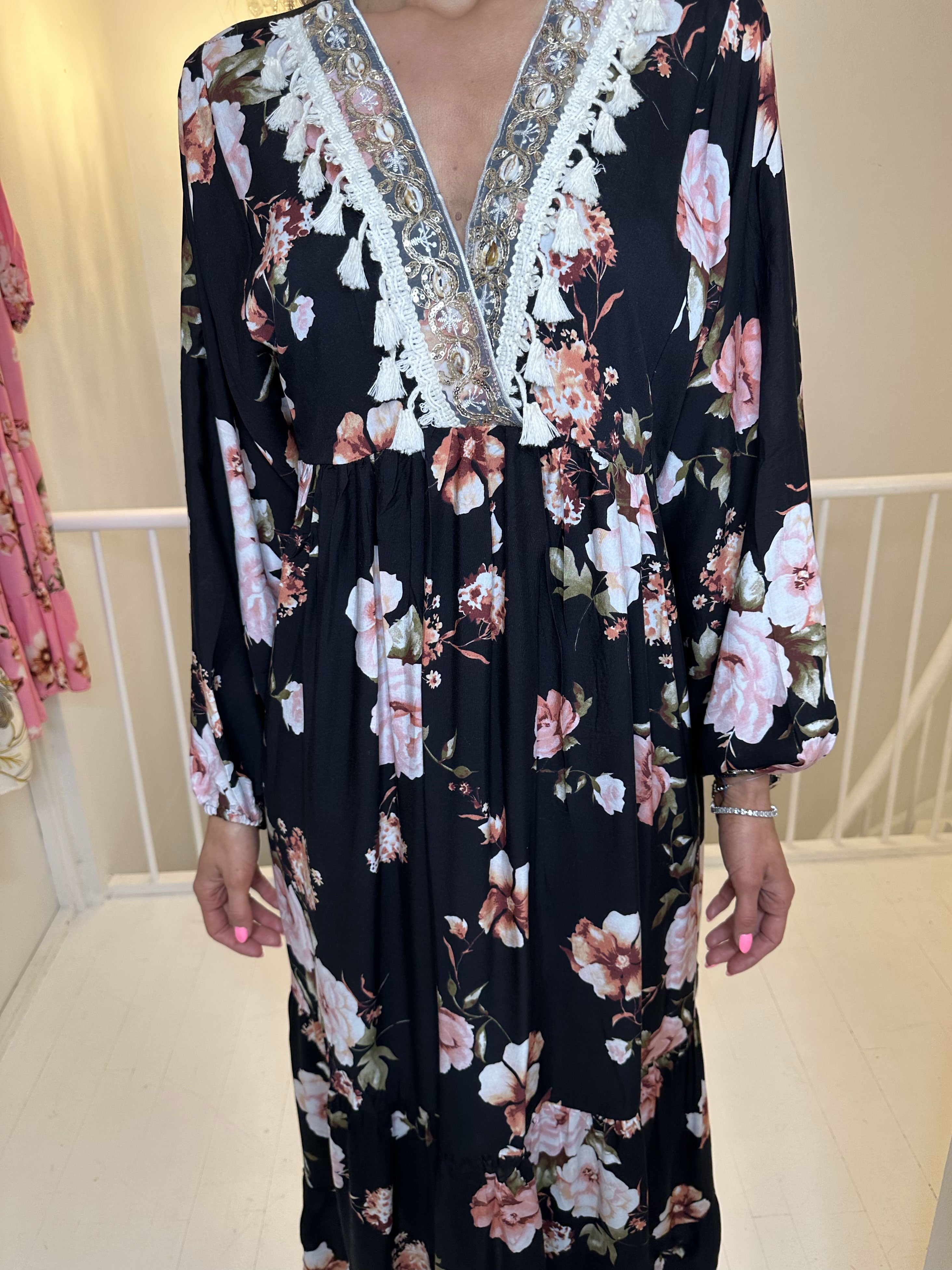 Adelaida Flower - Tunikakjole med musling og frynse detaljer