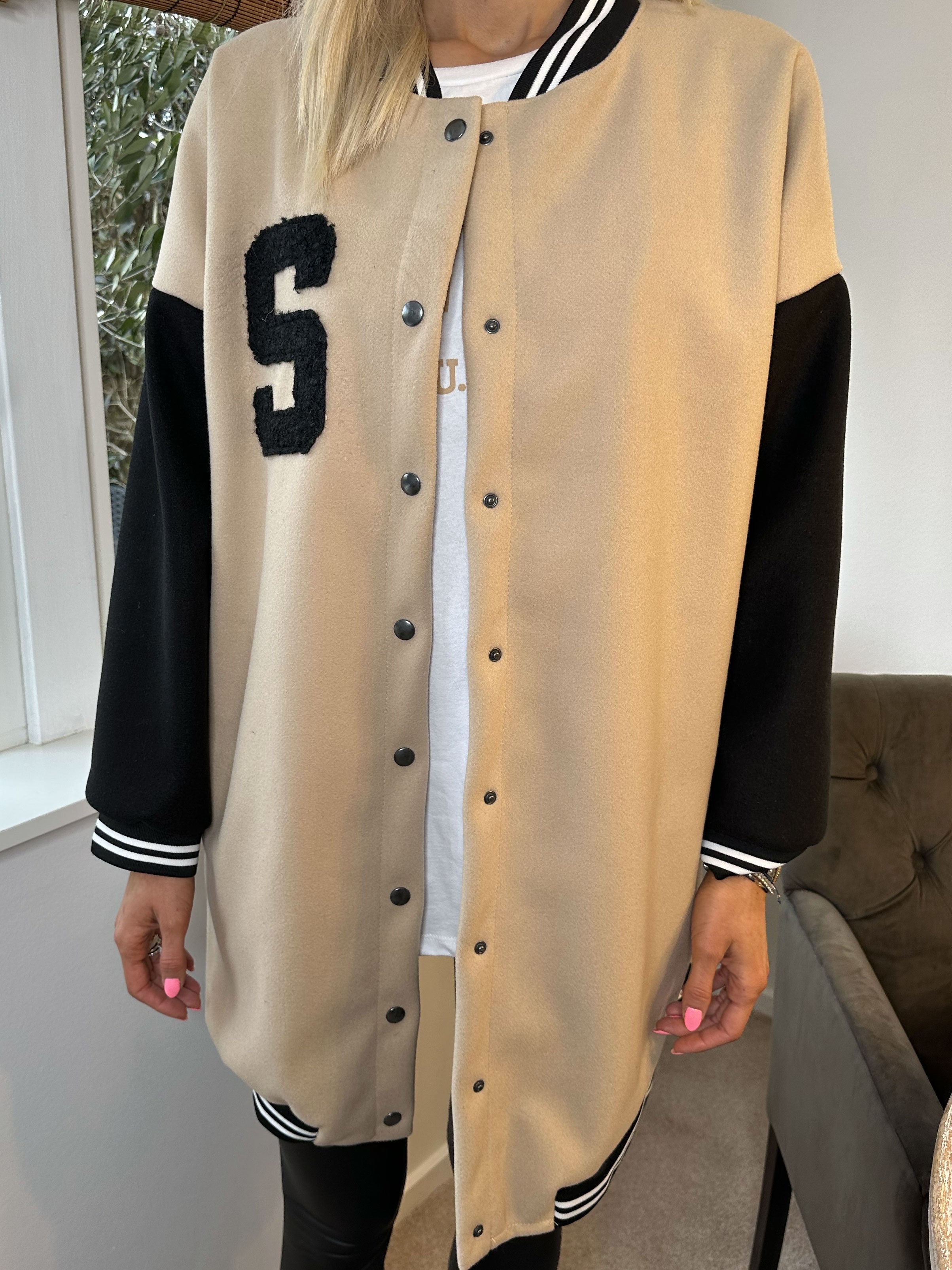 Andy - Fed lang college jakke med trykknapper