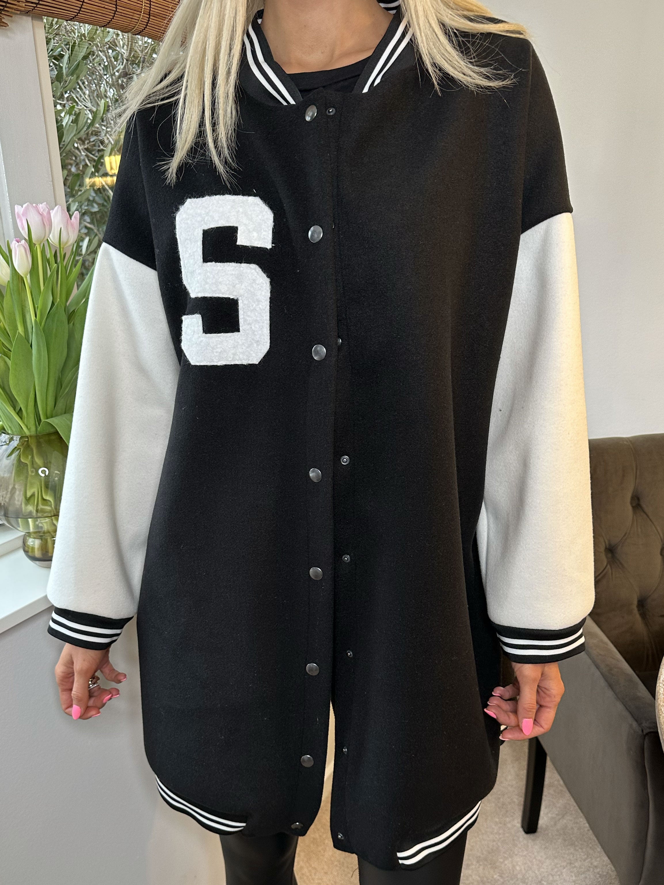 Andy - Fed lang college jakke med trykknapper