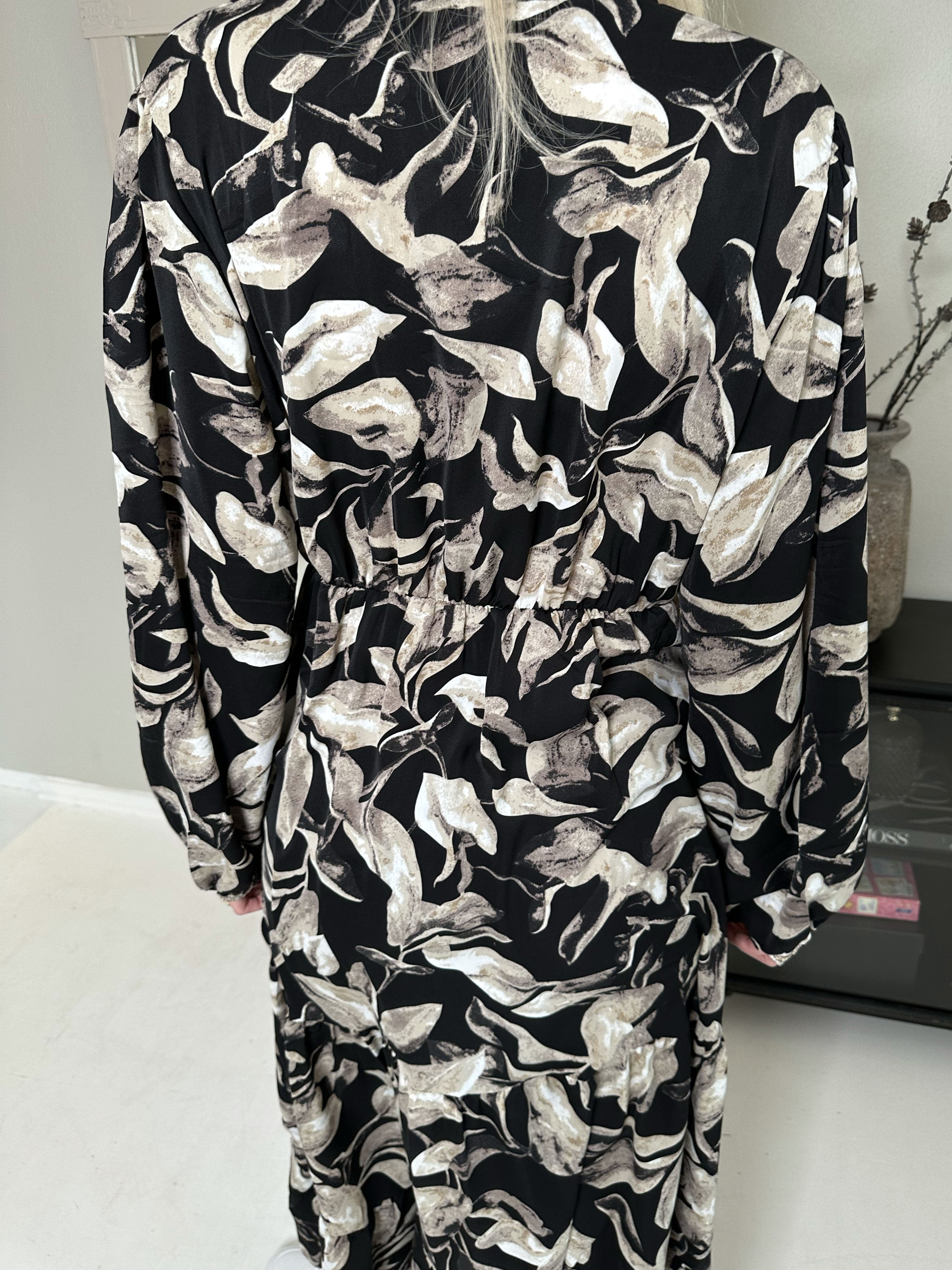 Bibiana - Lang kjole med bladmønster og træknapper