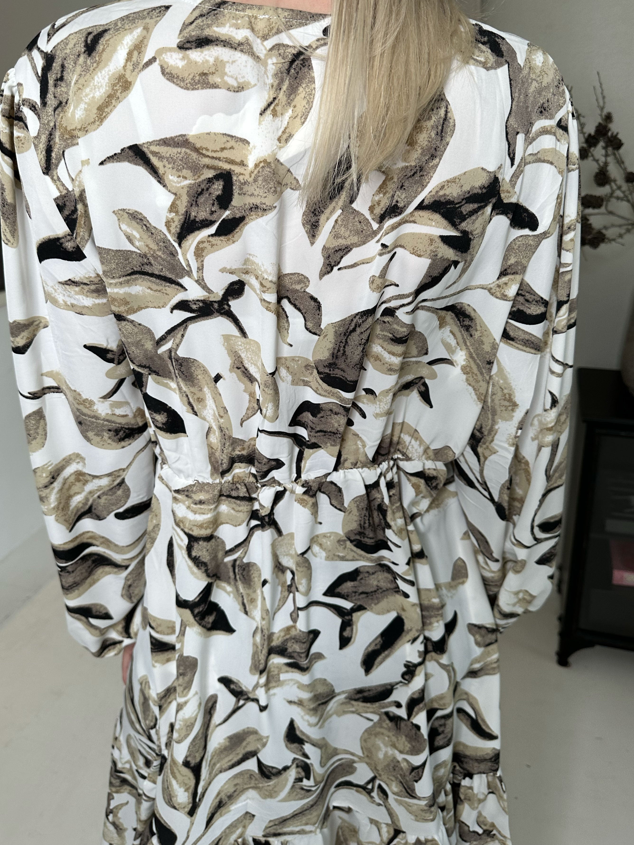 Bibiana - Lang kjole med bladmønster og træknapper