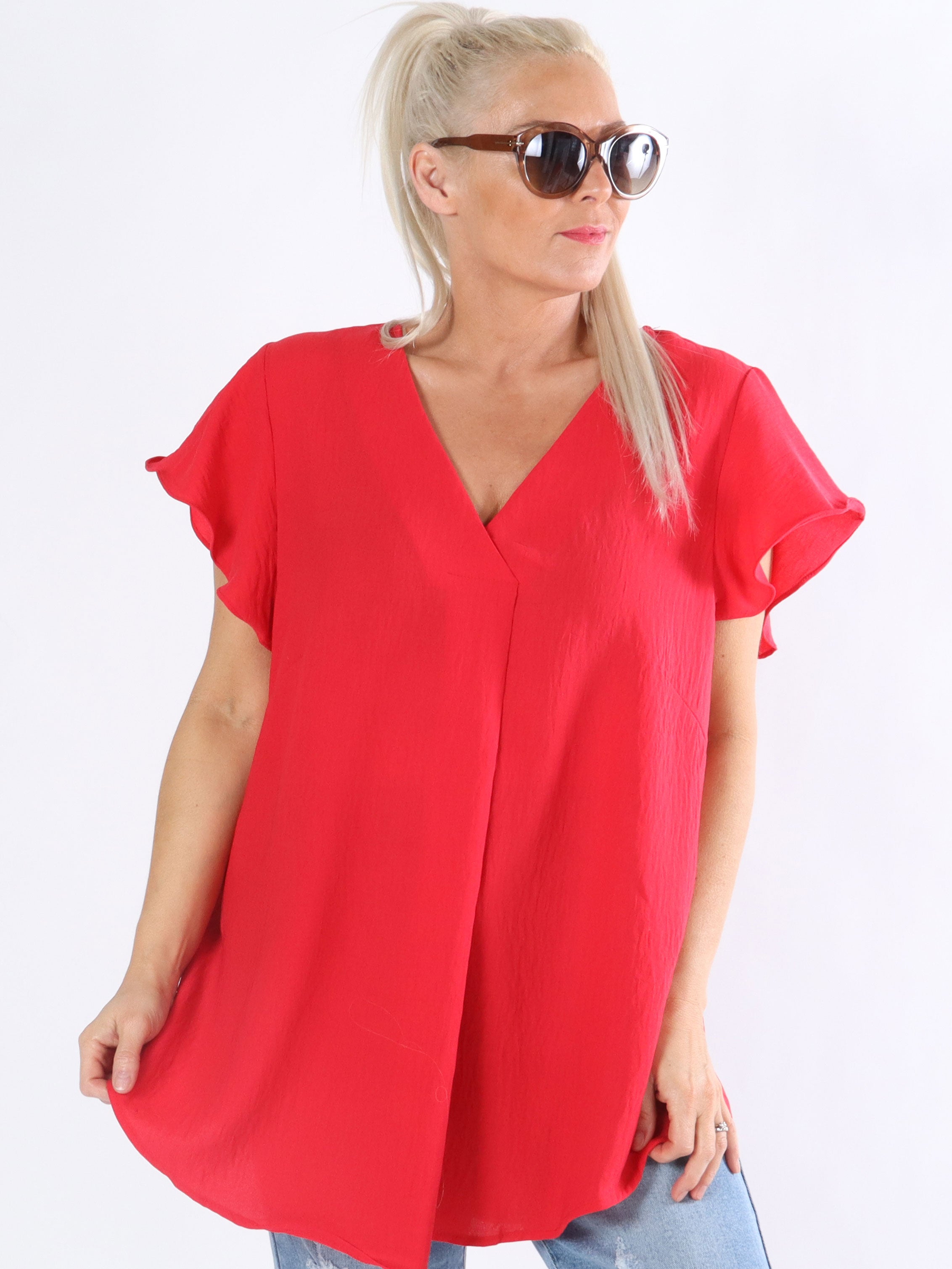 Ciara - Sort bluse med v-udskæring og lille flæseærme