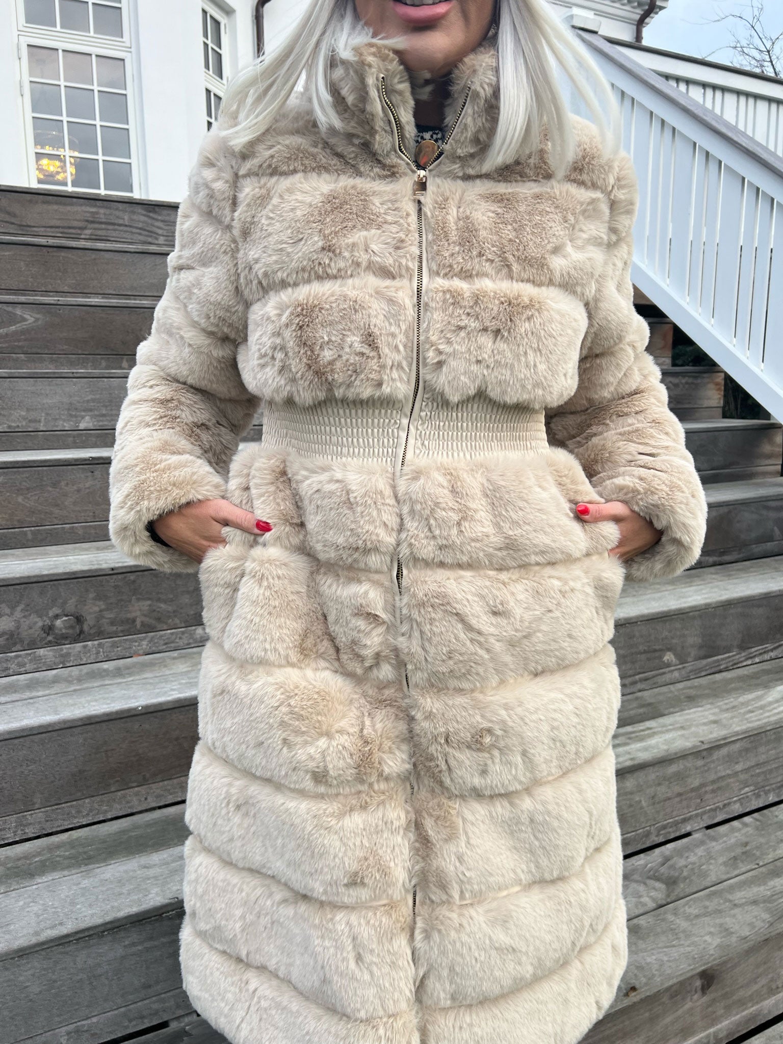 Darya - Fakefur jakke med elastik i taljen