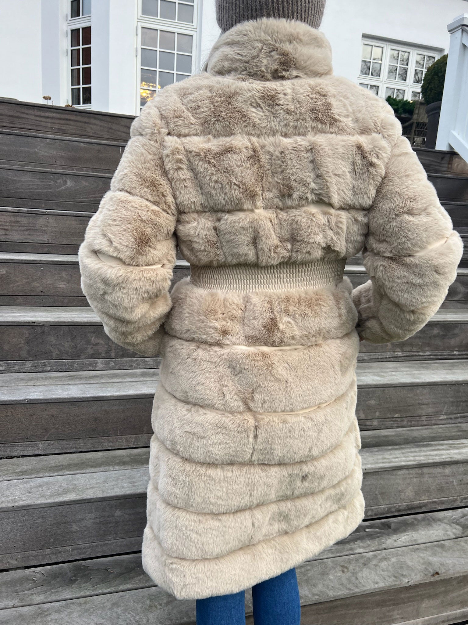 Darya - Fakefur jakke med elastik i taljen