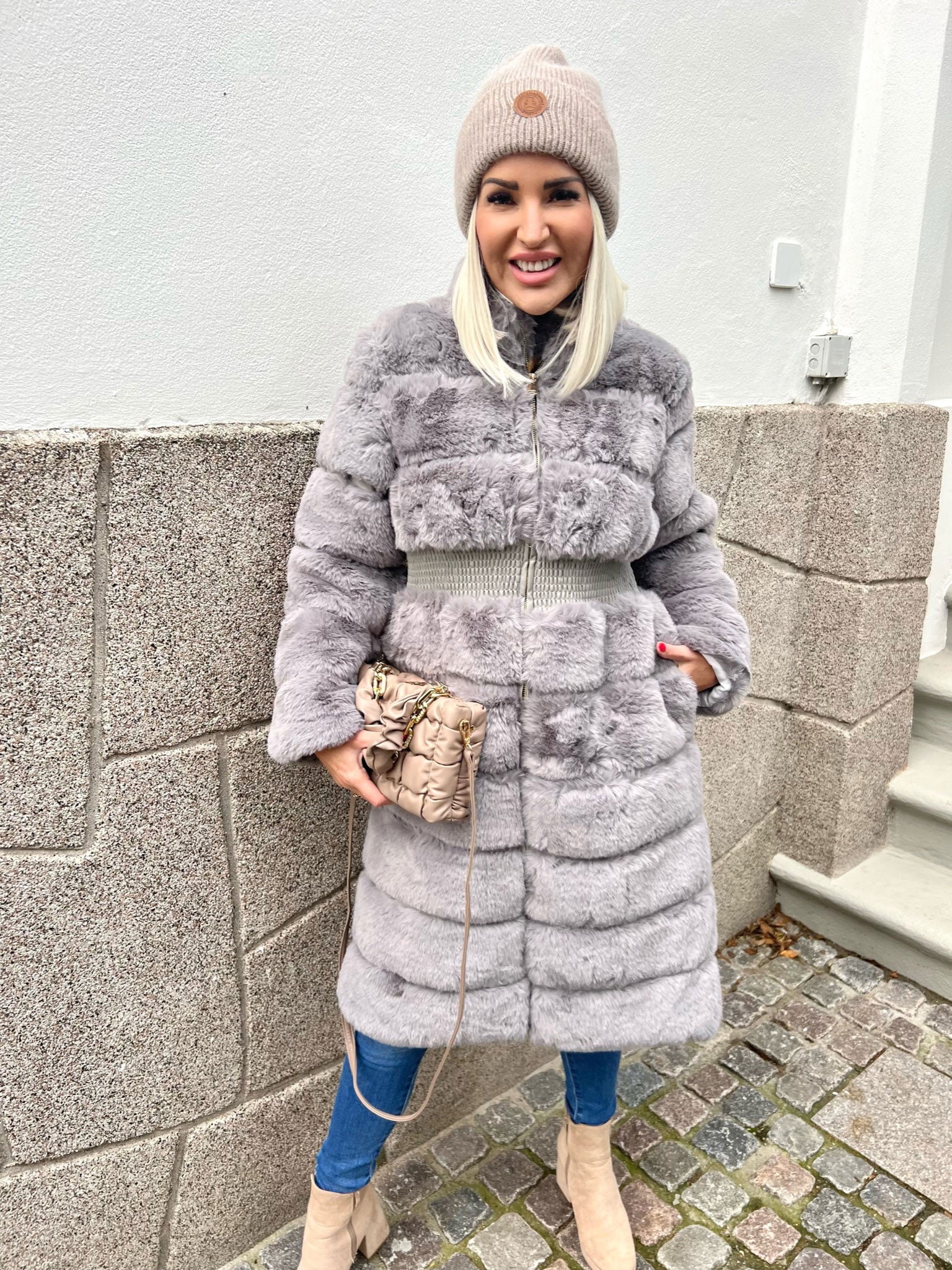 Darya - Fakefur jakke med elastik i taljen