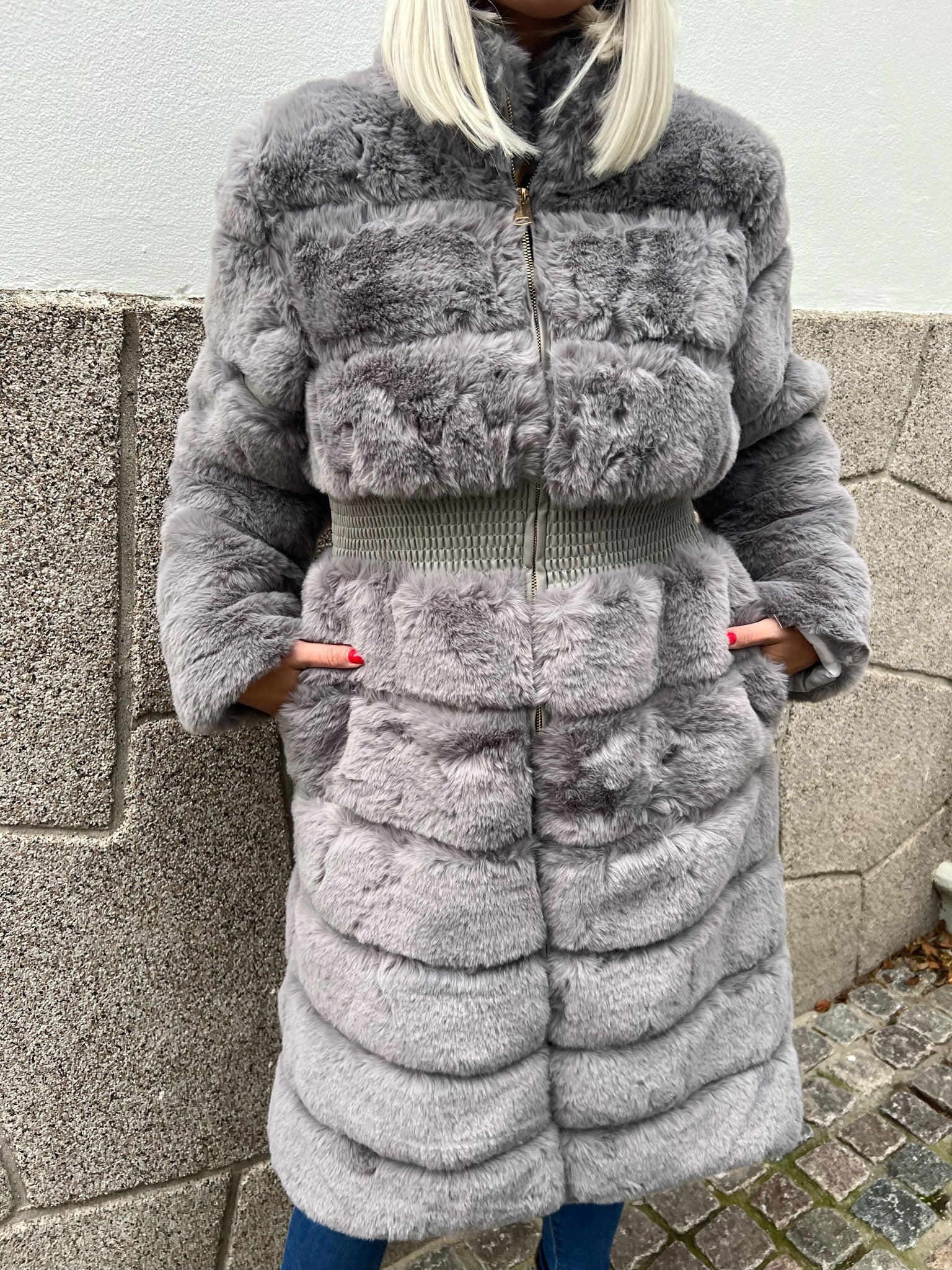 Darya - Fakefur jakke med elastik i taljen