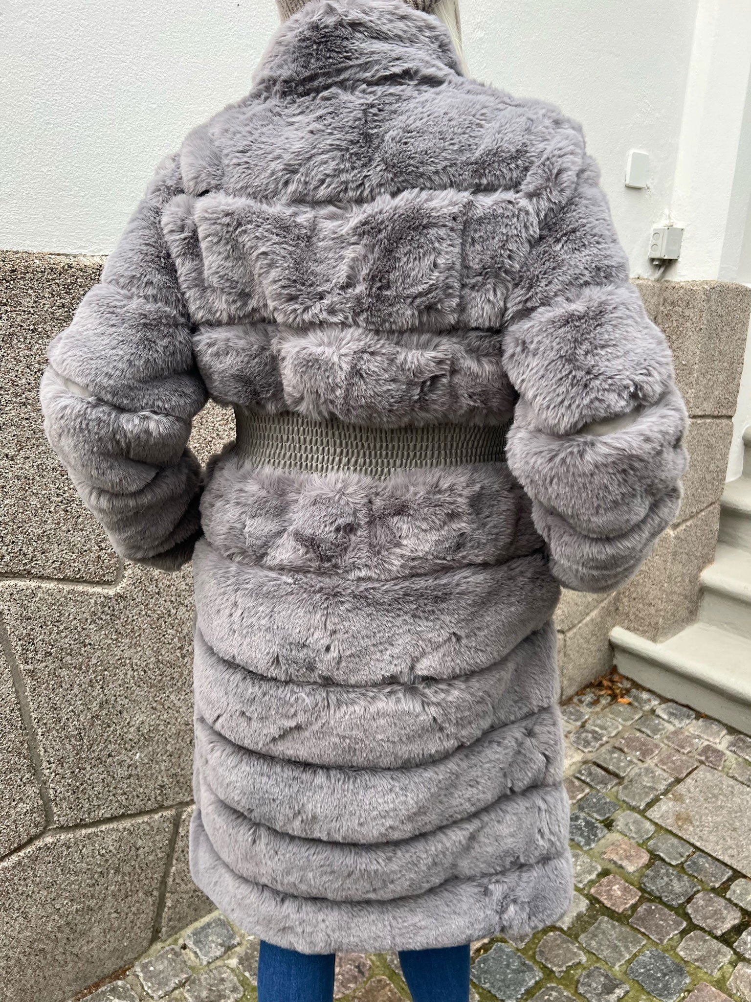 Darya - Fakefur jakke med elastik i taljen