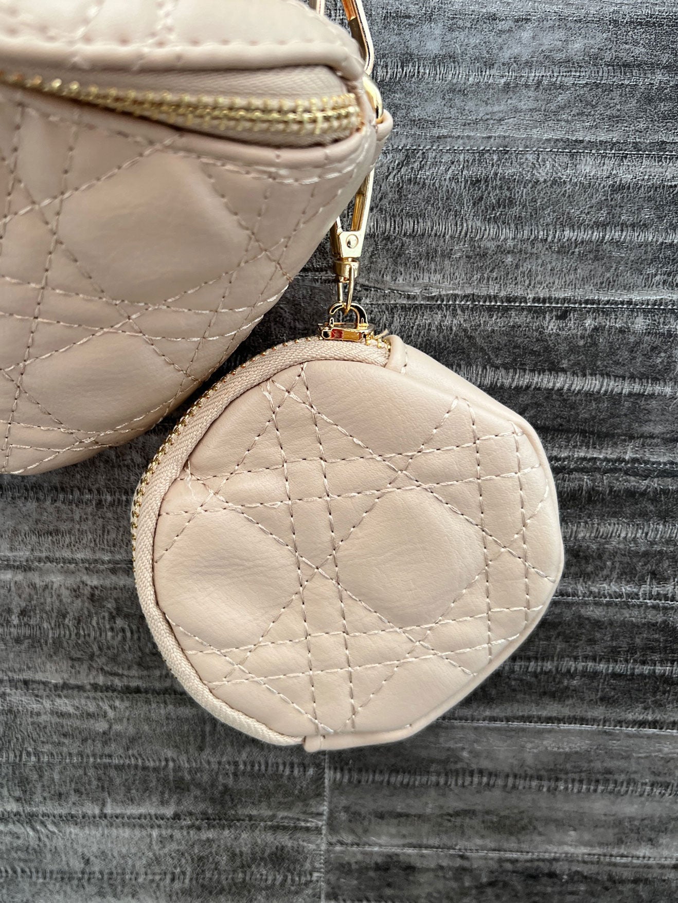 Fiona - Læderlook bæltetaske med guldkæde