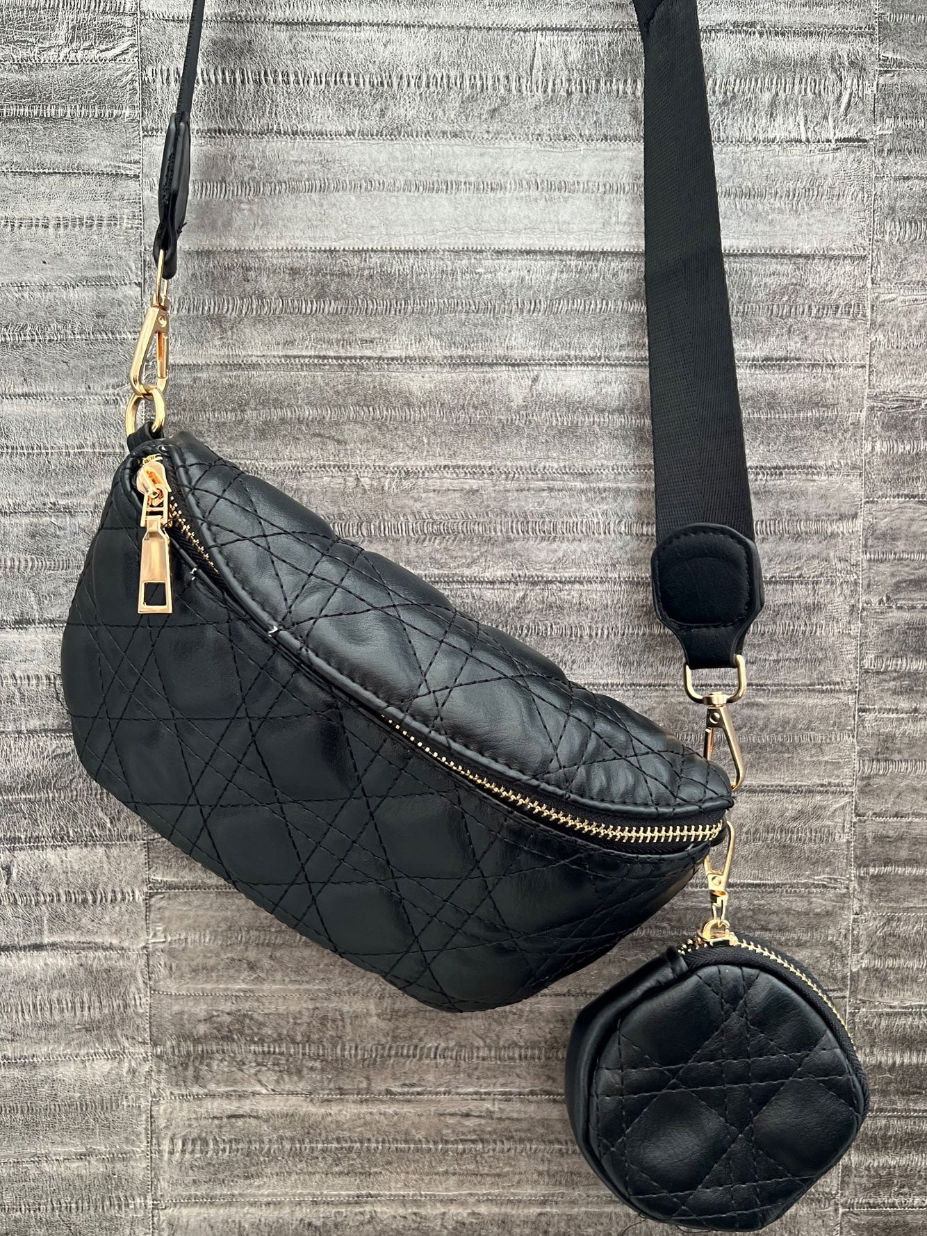 Fiona - Læderlook bæltetaske med guldkæde