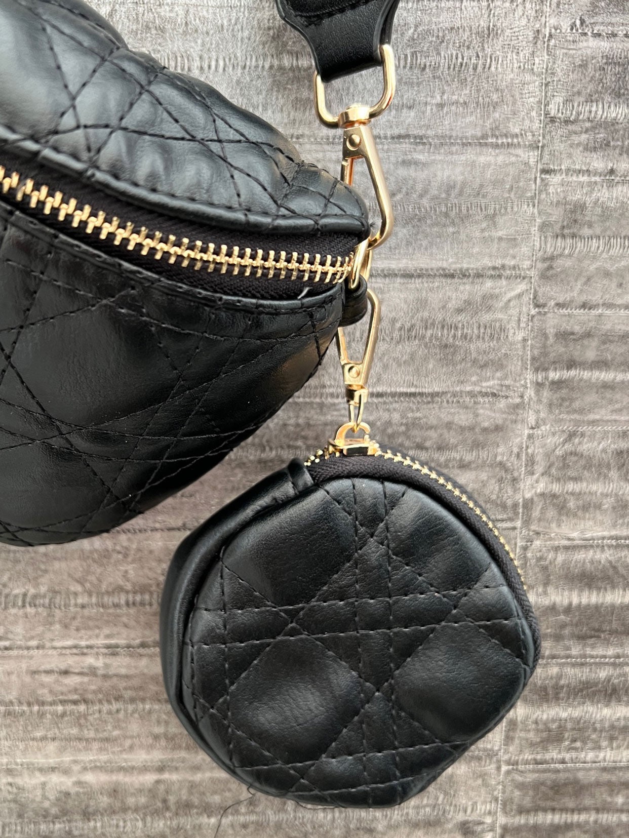 Fiona - Læderlook bæltetaske med guldkæde